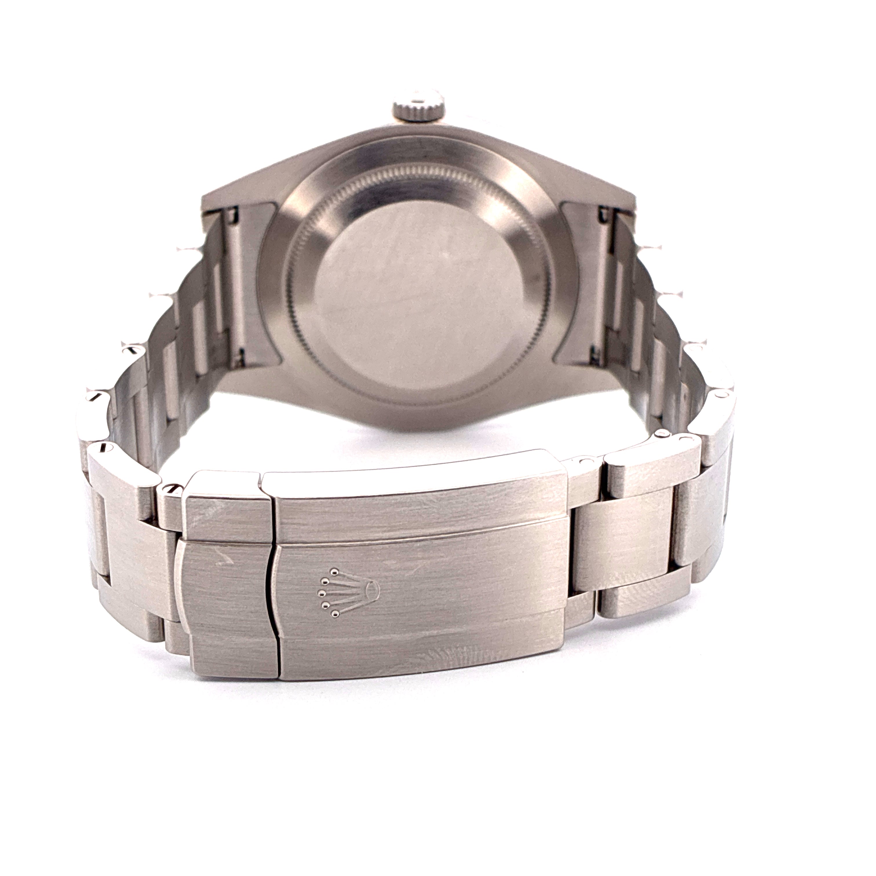 Rückseite einer Rolex Oyster Perpetual 39 aus Edelstahl mit geschlossener Schließe und dem Rolex-Logo im Detail auf weißem Hintergrund