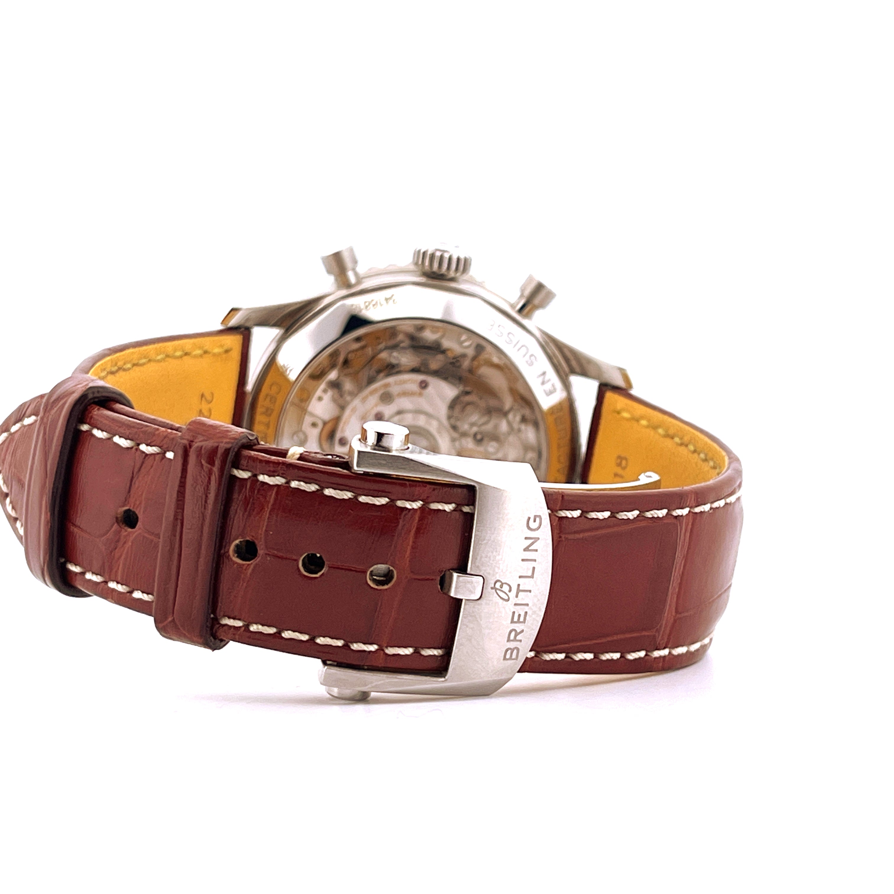 Seitenansicht einer Breitling Navitimer B01 mit braunem Lederarmband und Stahlschließe