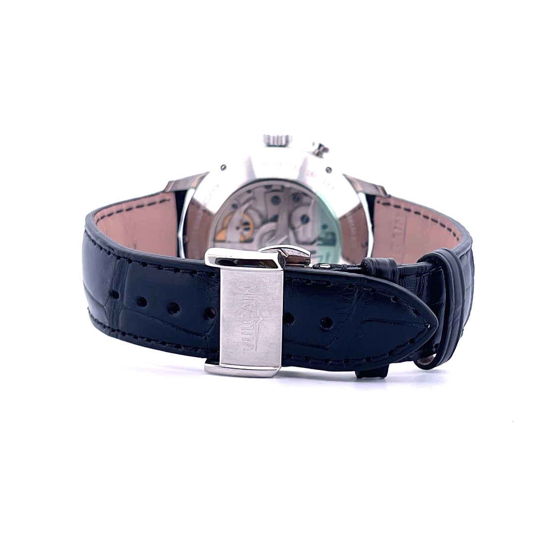 Vulcain 50s Presidents Watch von hinten mit schwarzem Kroko-Lederarmband und Stahlschließe mit Logo
