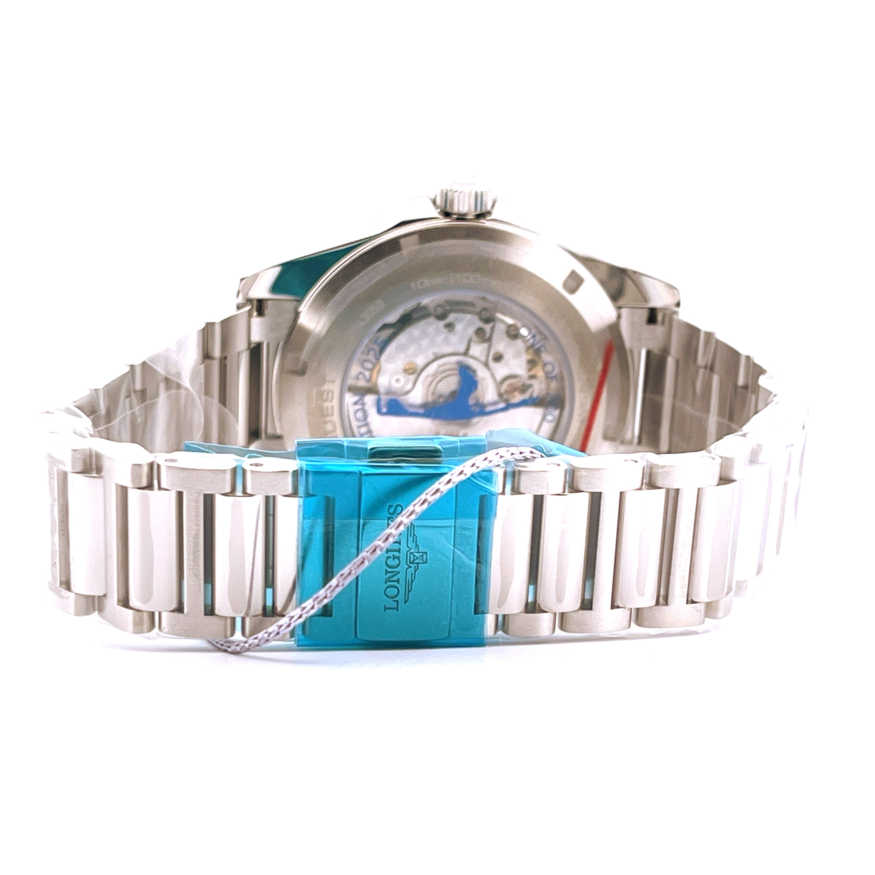 Longines Conquest SYLT EDITION 1 of 200 von hinten mit Sichtboden und Edelstahlarmband auf weißem Hintergrund