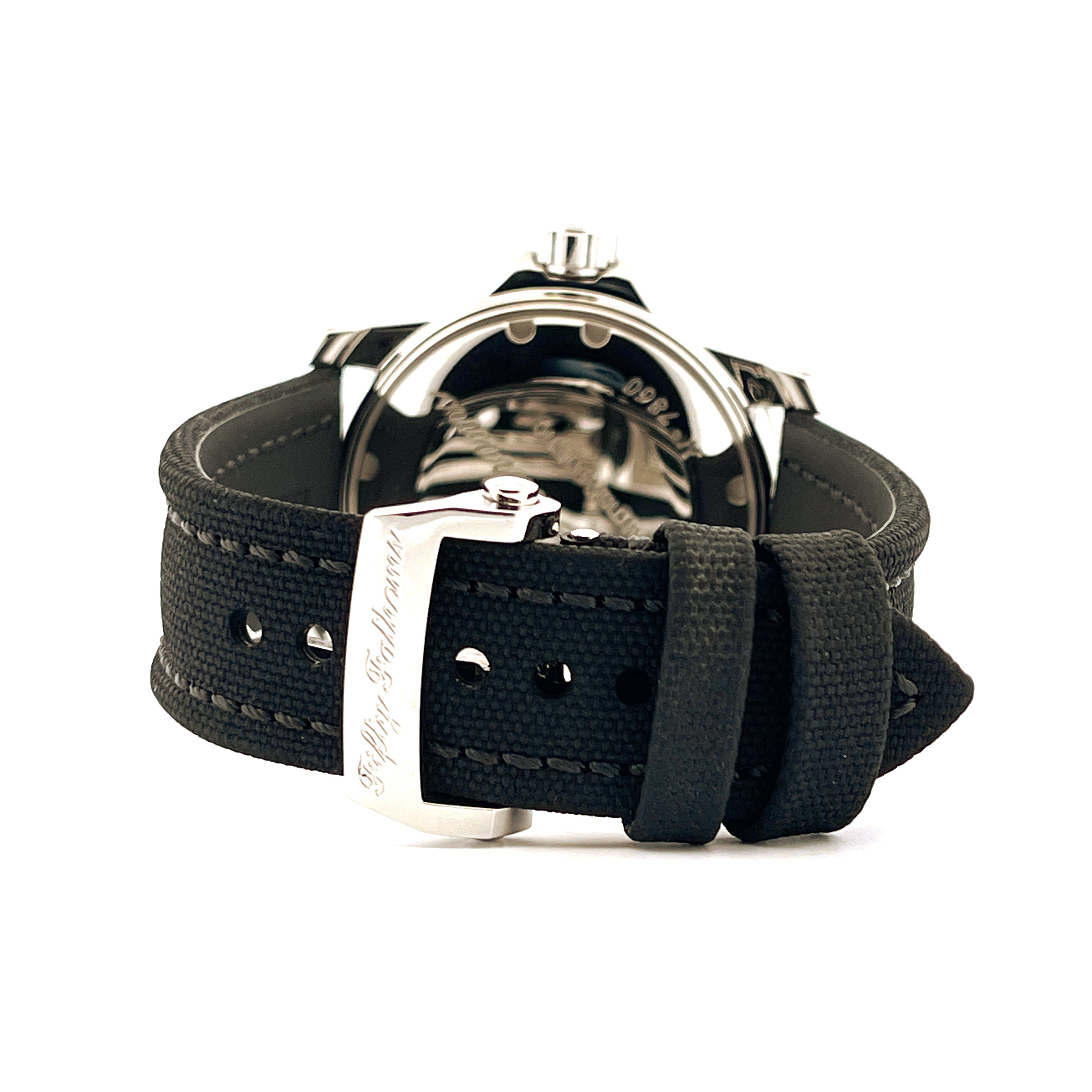 Ansicht der Rückseite einer Blancpain Fifty Fathoms Uhr mit schwarzem Canvas-Armband und Stahlschließe