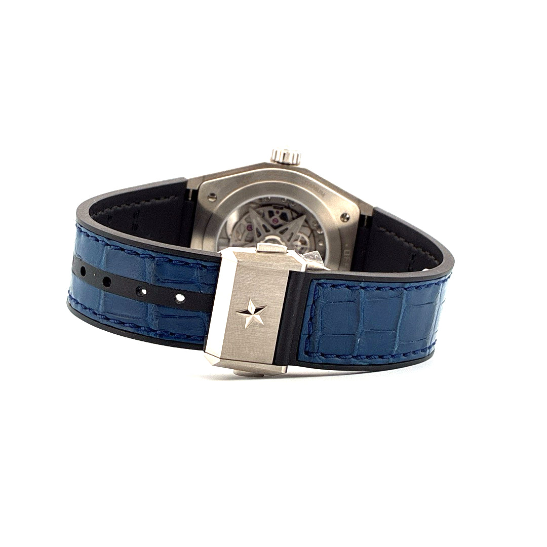 Zenith Defy Classic Titan 2024, Rückseite mit Sichtboden und blauem Krokodilarband mit Faltschließe