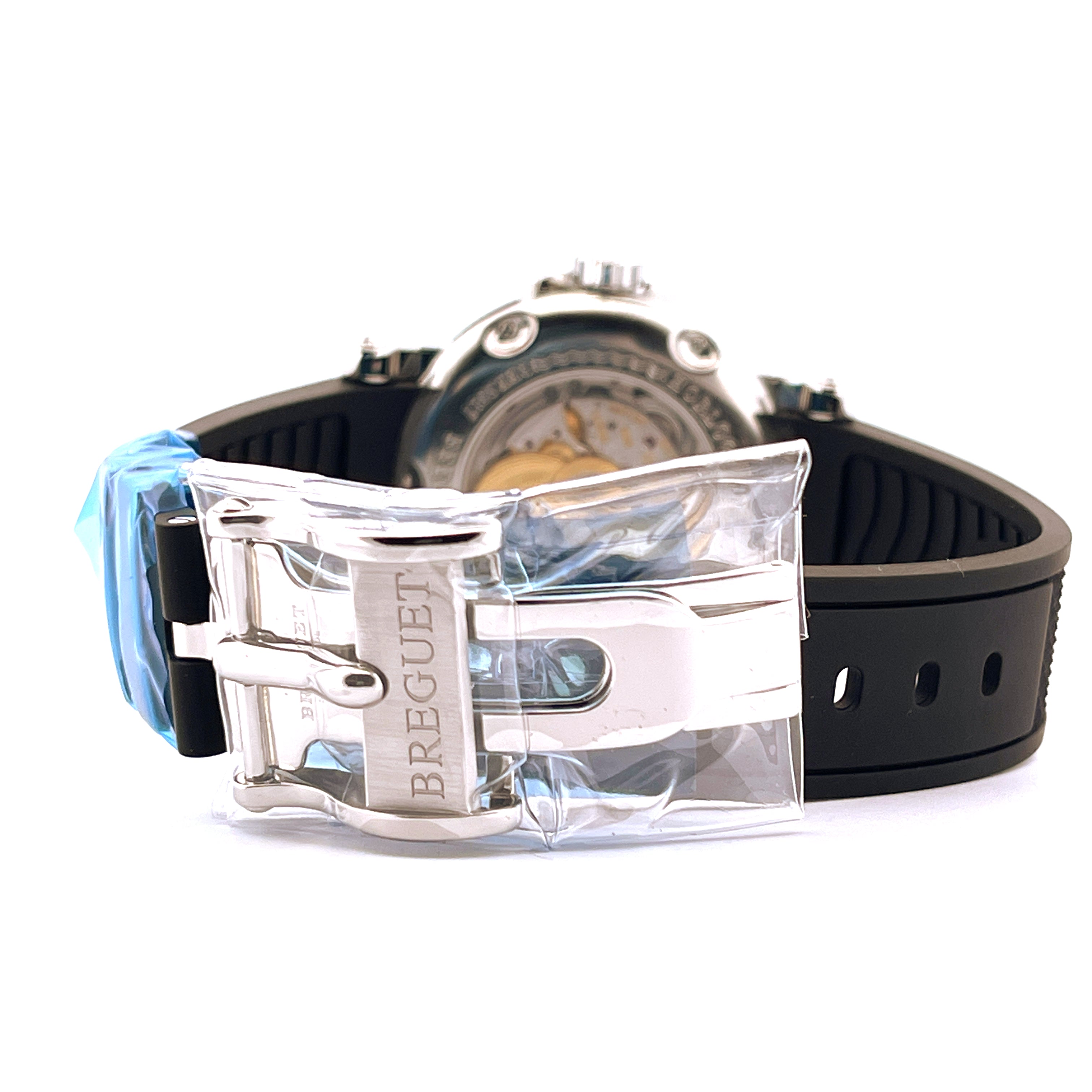 Breguet Marine Big Date mit Edelstahlschließe und schwarzem Armband auf weißem Hintergrund