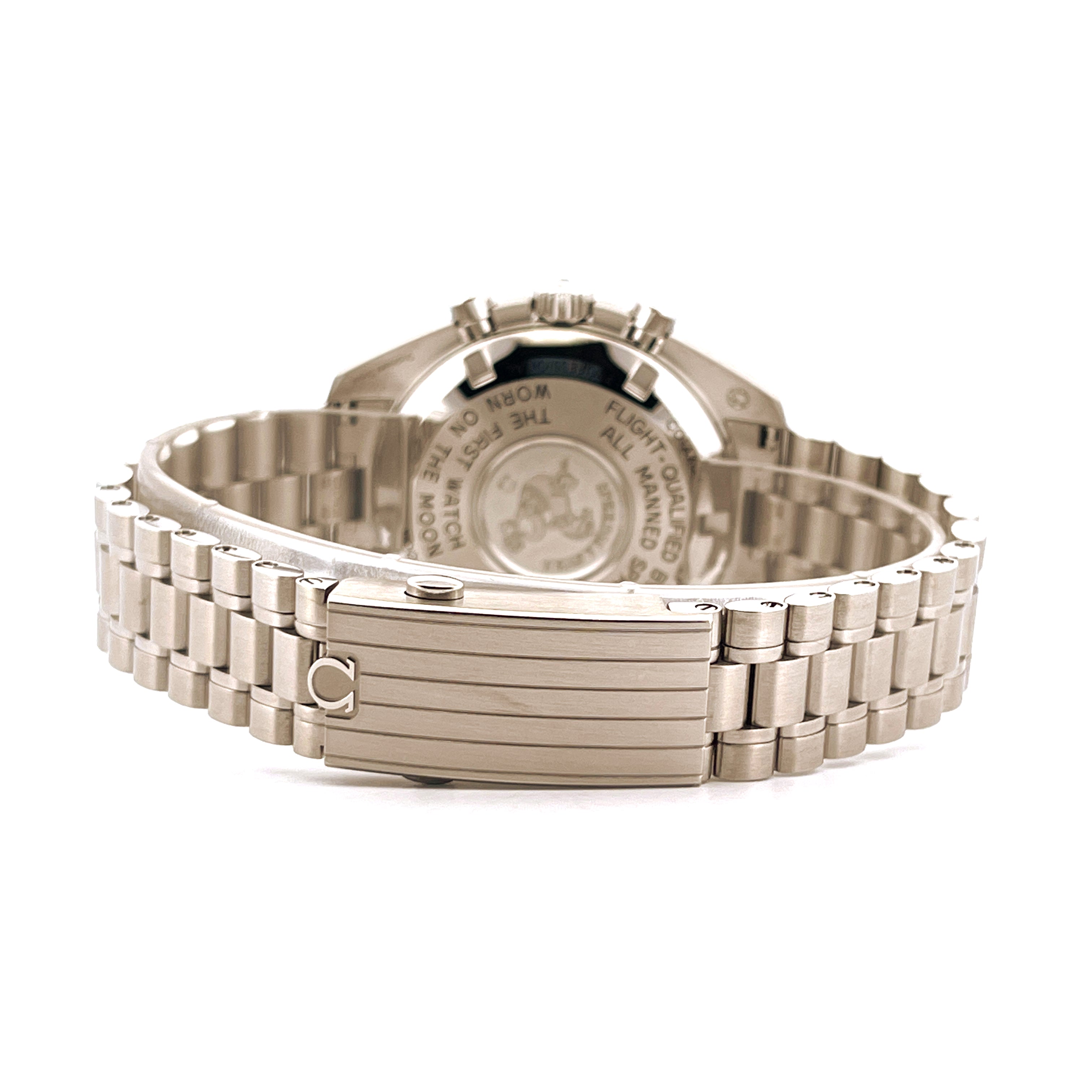 Omega Speedmaster Moonwatch Hesalit von 2025, Rückseite mit Schließe und Armband aus Edelstahl auf weißem Hintergrund