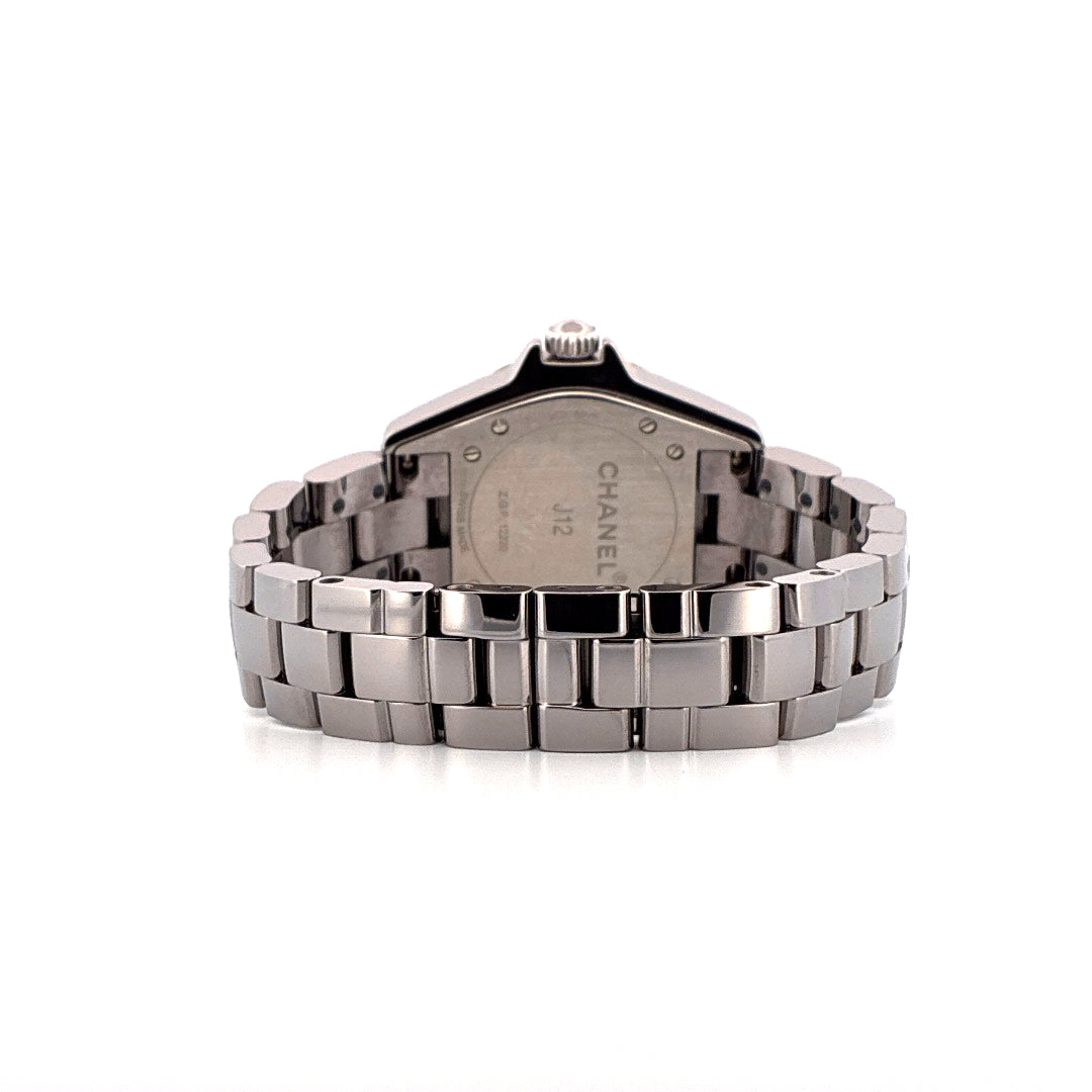 Rückansicht einer Chanel J12 33mm Keramikuhr mit Edelstahlarmband auf weißem Hintergrund