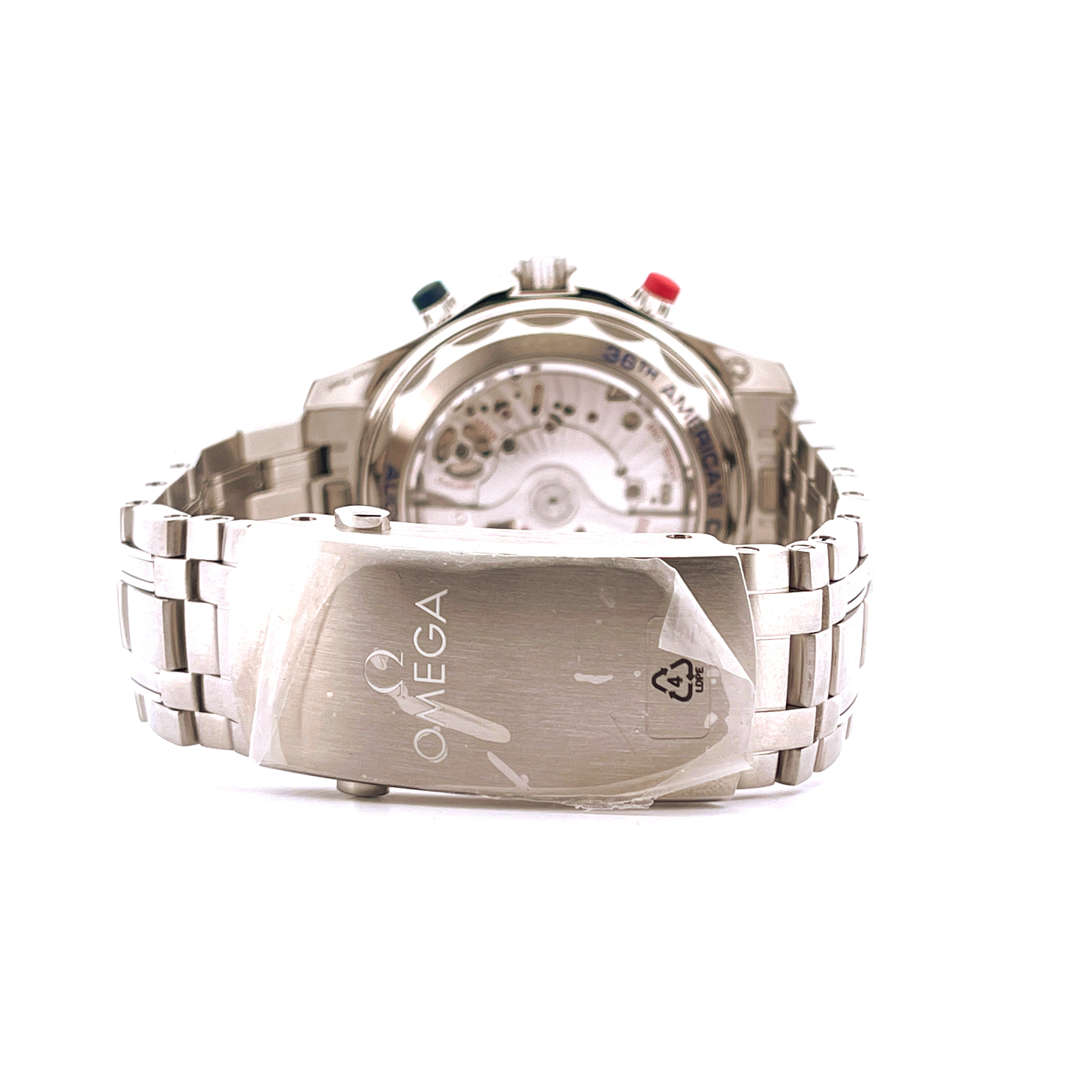 Omega Seamaster Diver 300m America's Cup Rückseite mit Sichtboden und Stahldekor auf weißem Hintergrund