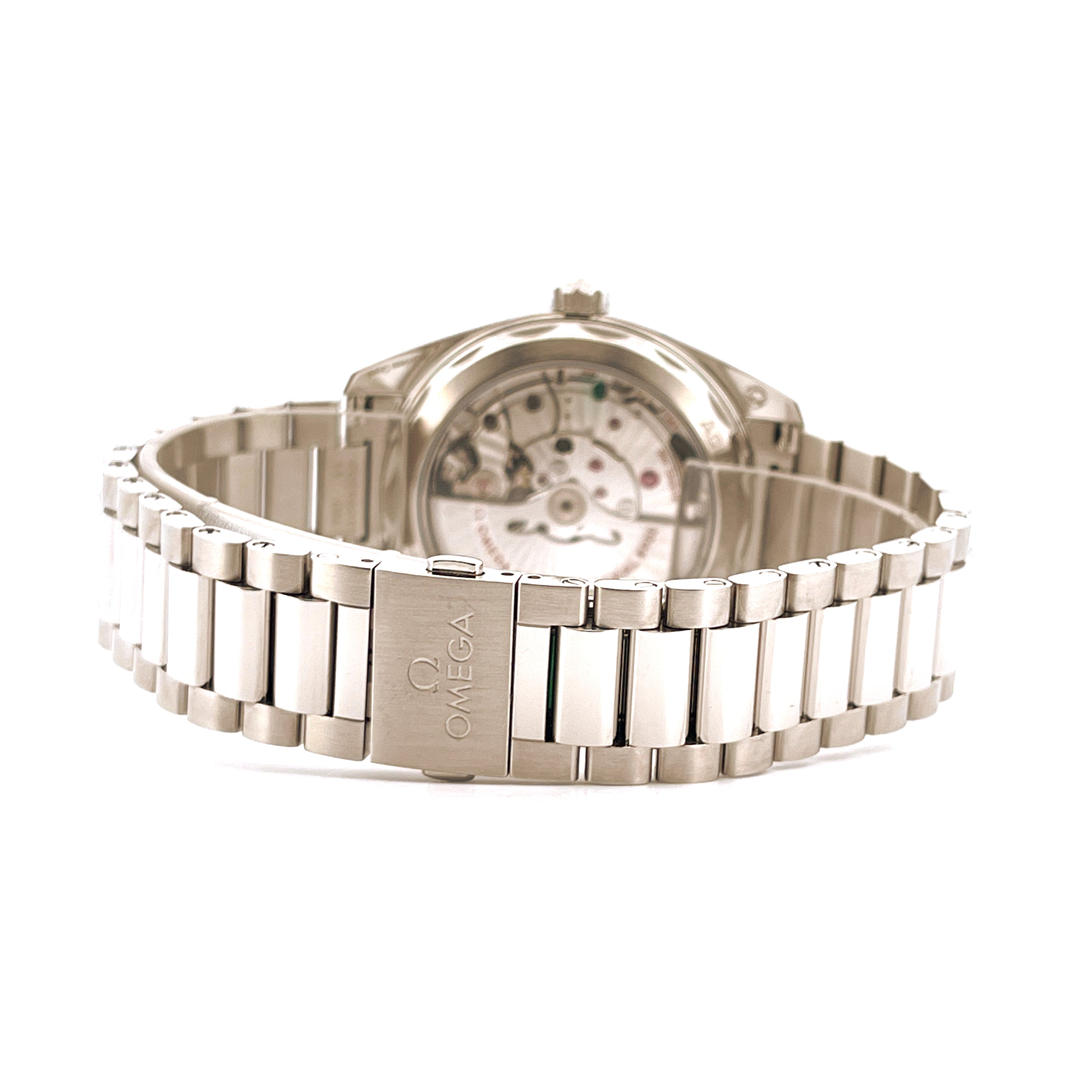 Omega Seamaster Aqua Terra 41 mm Stahl Armband mit Omega Logo Schließe Rückseite des Uhrwerks auf weißem Hintergrund