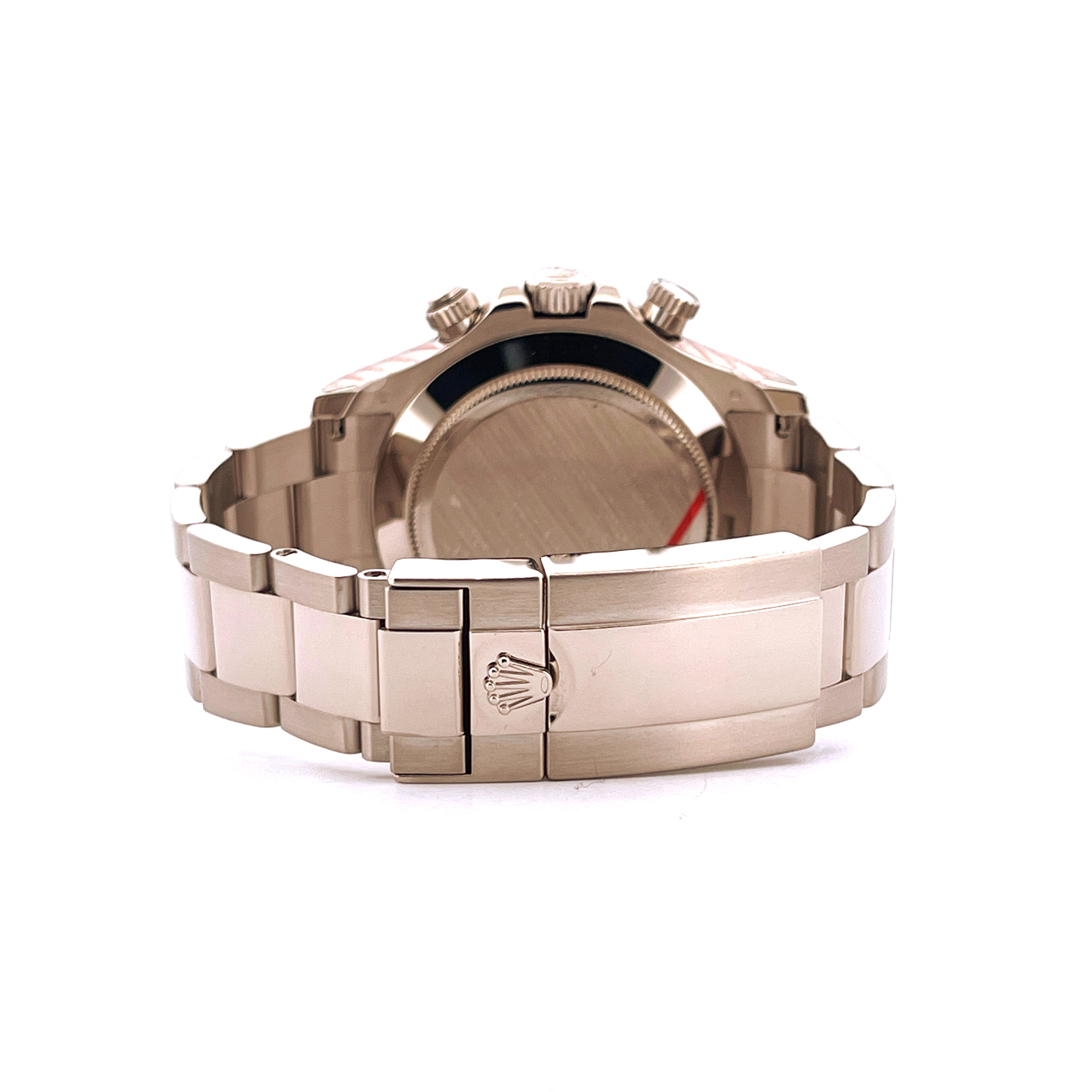 Rückansicht einer Rolex Daytona in Weißgold mit silbernem Armband und Schließe mit Rolex-Krone auf weißem Hintergrund