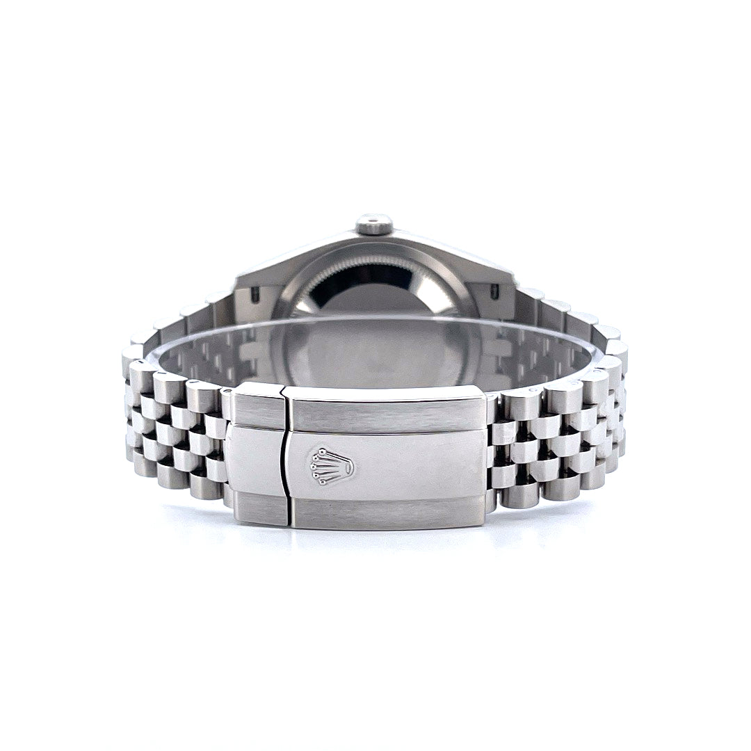 Rolex Datejust 36, Stahlgehäuse, Jubilée-Armband und Schließe mit Rolex-Krone vor weissem Hintergrund