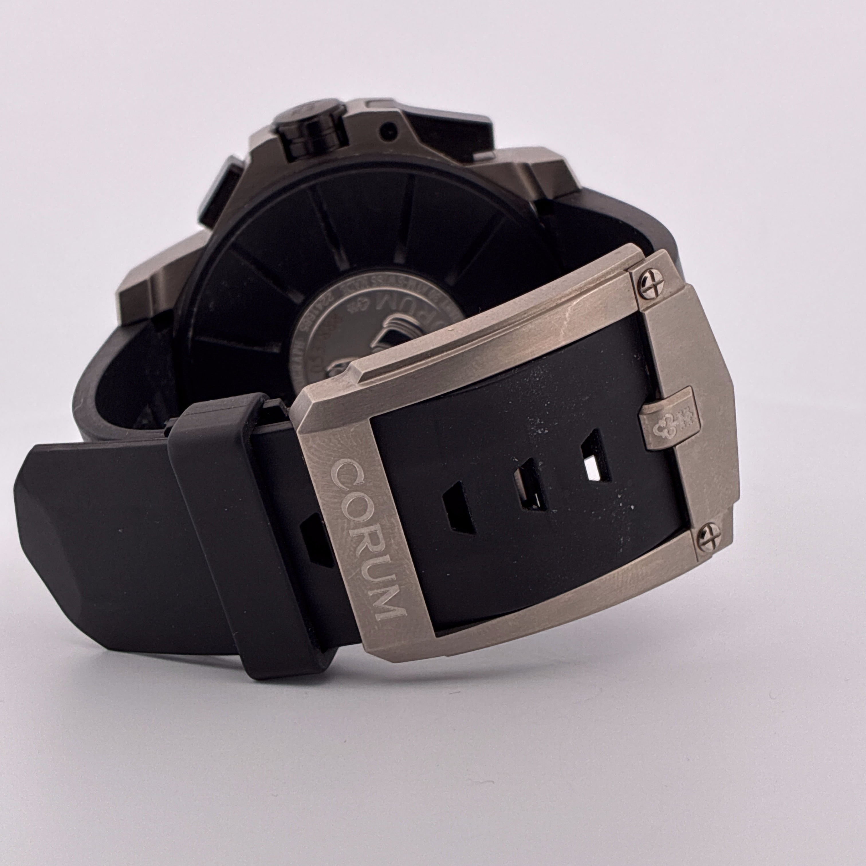 Corum Admiral's Cup Seafender 50 Chrono LHS im Detail mit Titan Gehäuse und schwarzem Kautschukarmband