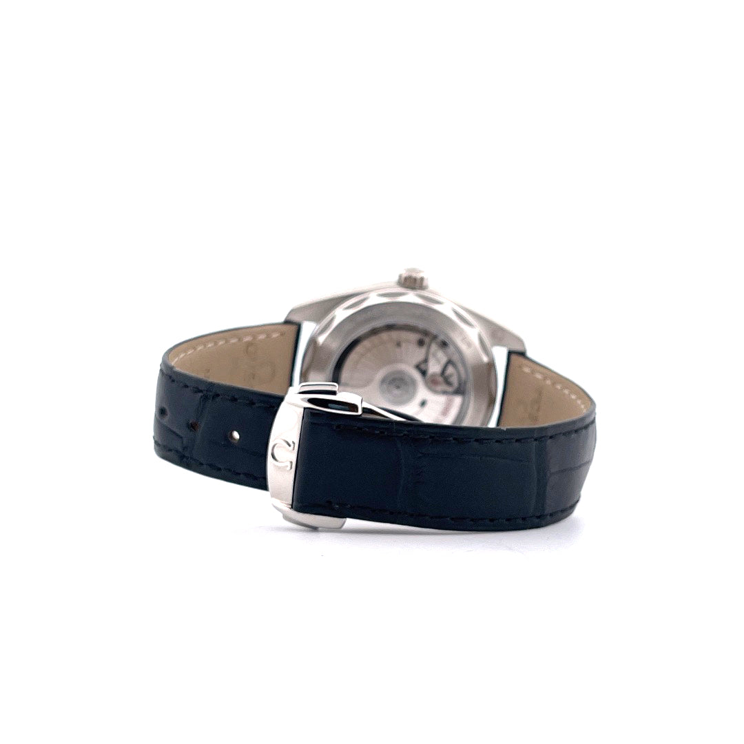 Rückansicht einer Omega Seamaster Aqua Terra 38mm mit schwarzem Lederarmband und Faltschließe