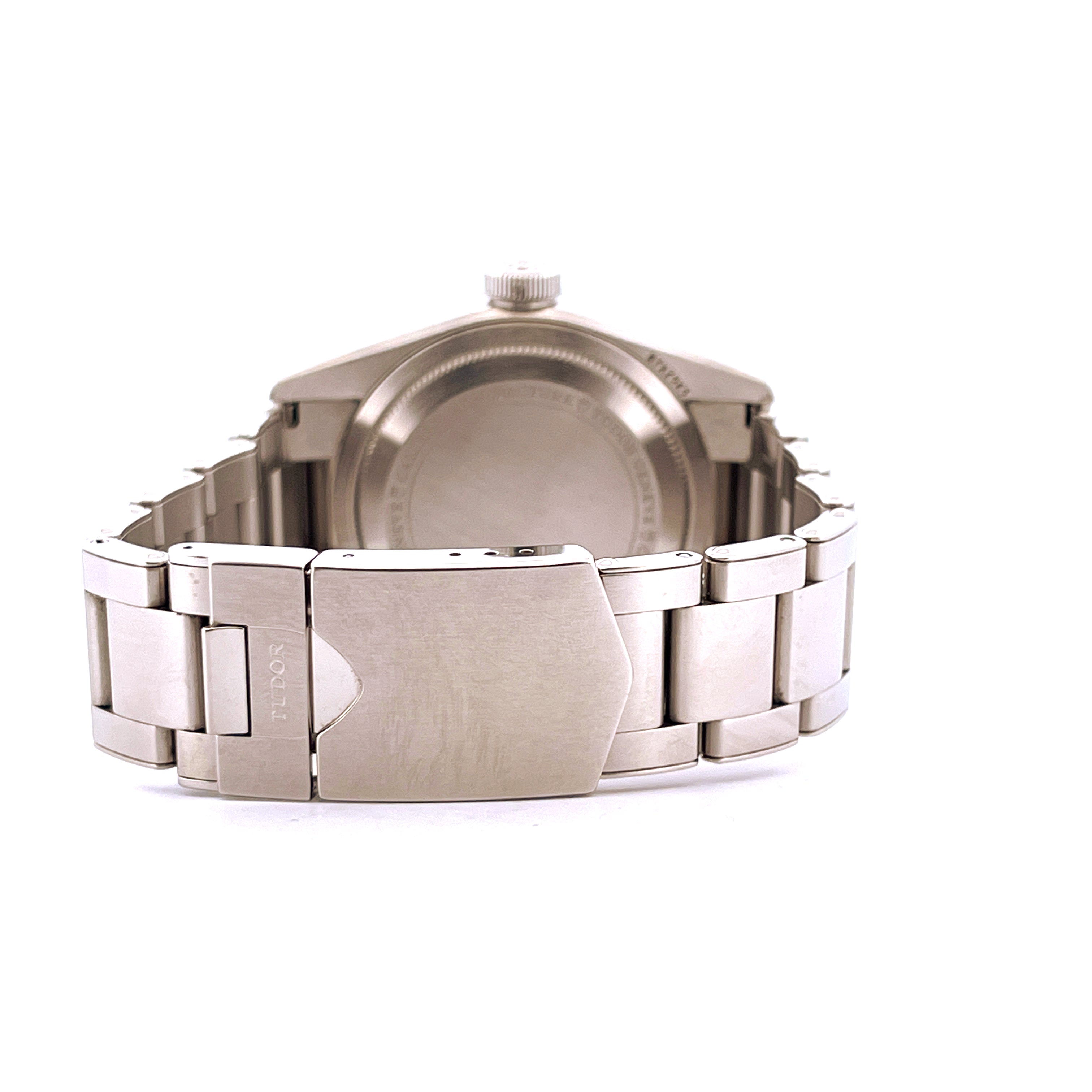 Tudor Black Bay GMT Pepsi Oyster Rückansicht mit geschlossenem Stahlarmband und Tudor-Schließe auf weißem Hintergrund