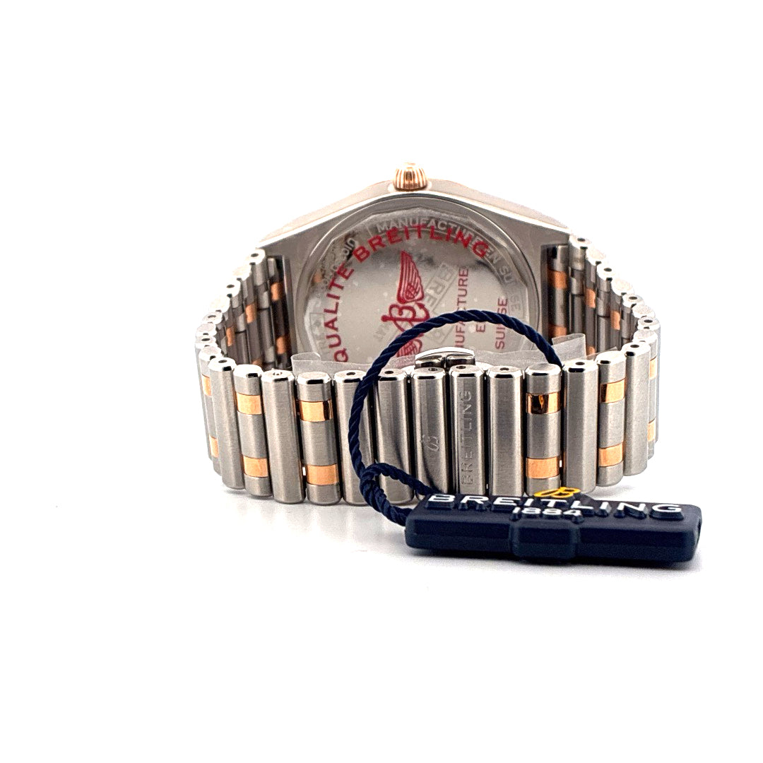 Breitling Chronomat Lady 36mm Rückansicht mit Edelstahl-Roségold-Armband und Anhänger