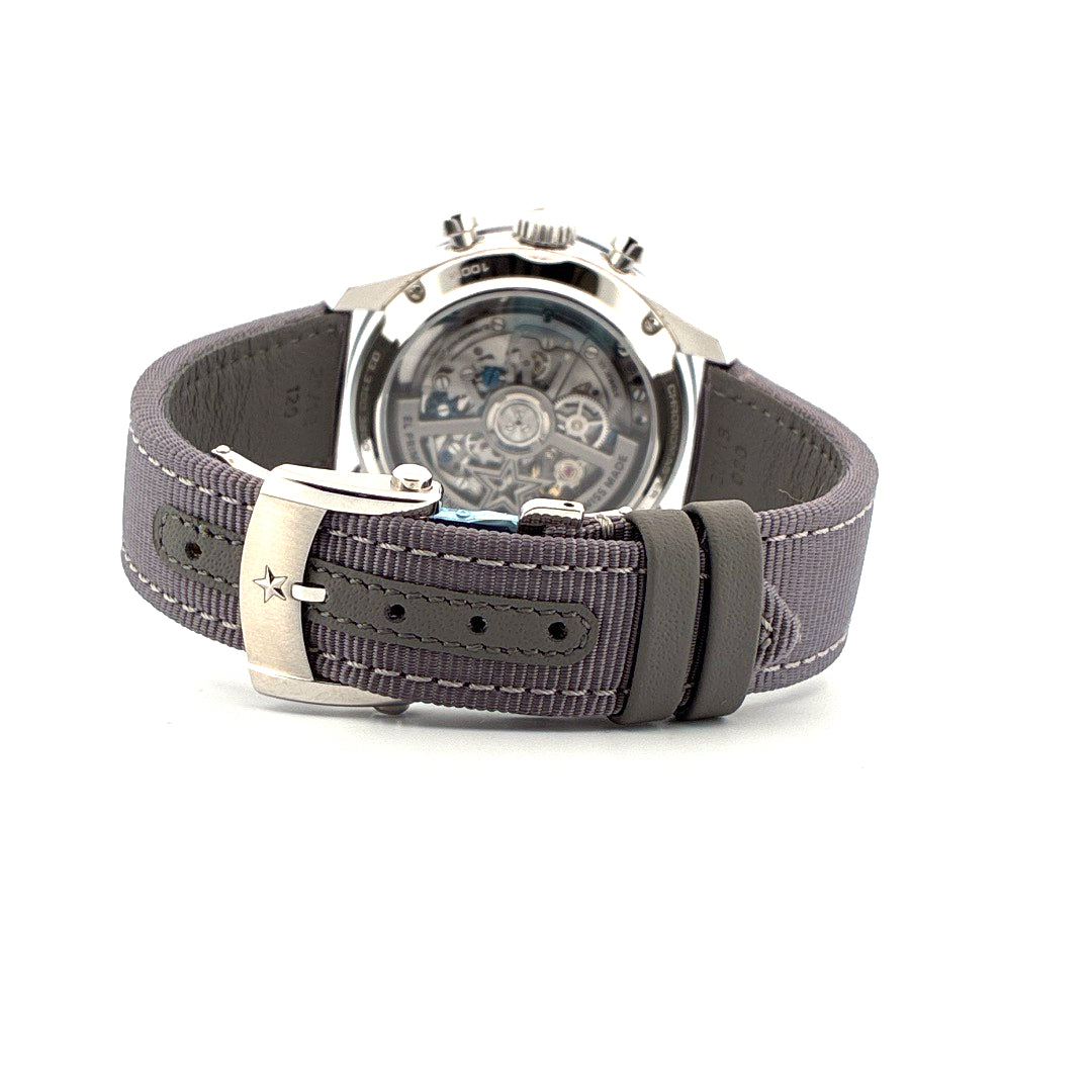 Zenith Chronomaster Sport Rückseite mit Sichtboden und grauem Textilband mit Stern-Logo auf weißem Hintergrund