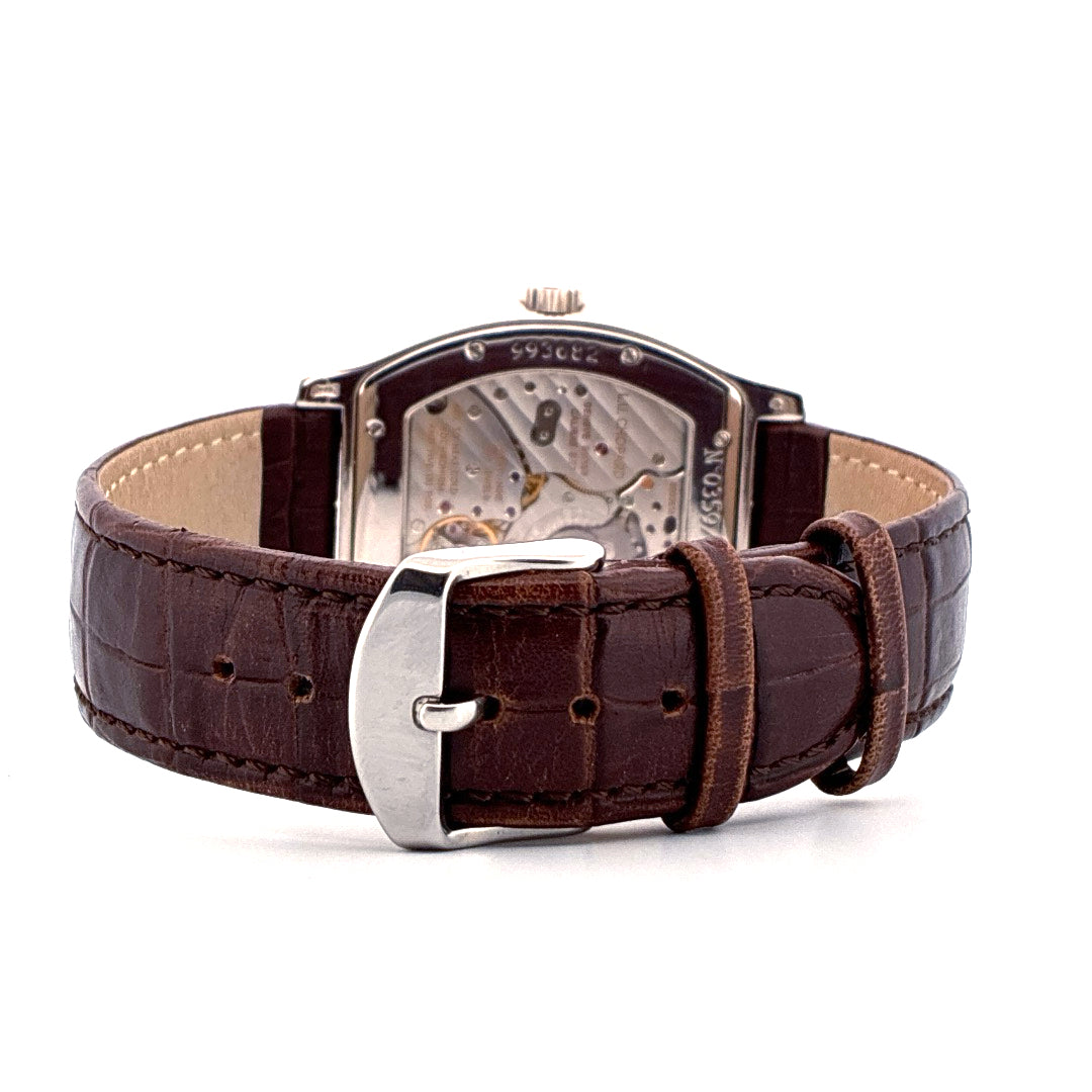Chopard L.U.C. Tonneau Limited Rückansicht mit braunem Kroko-Lederarmband und Dornschließe