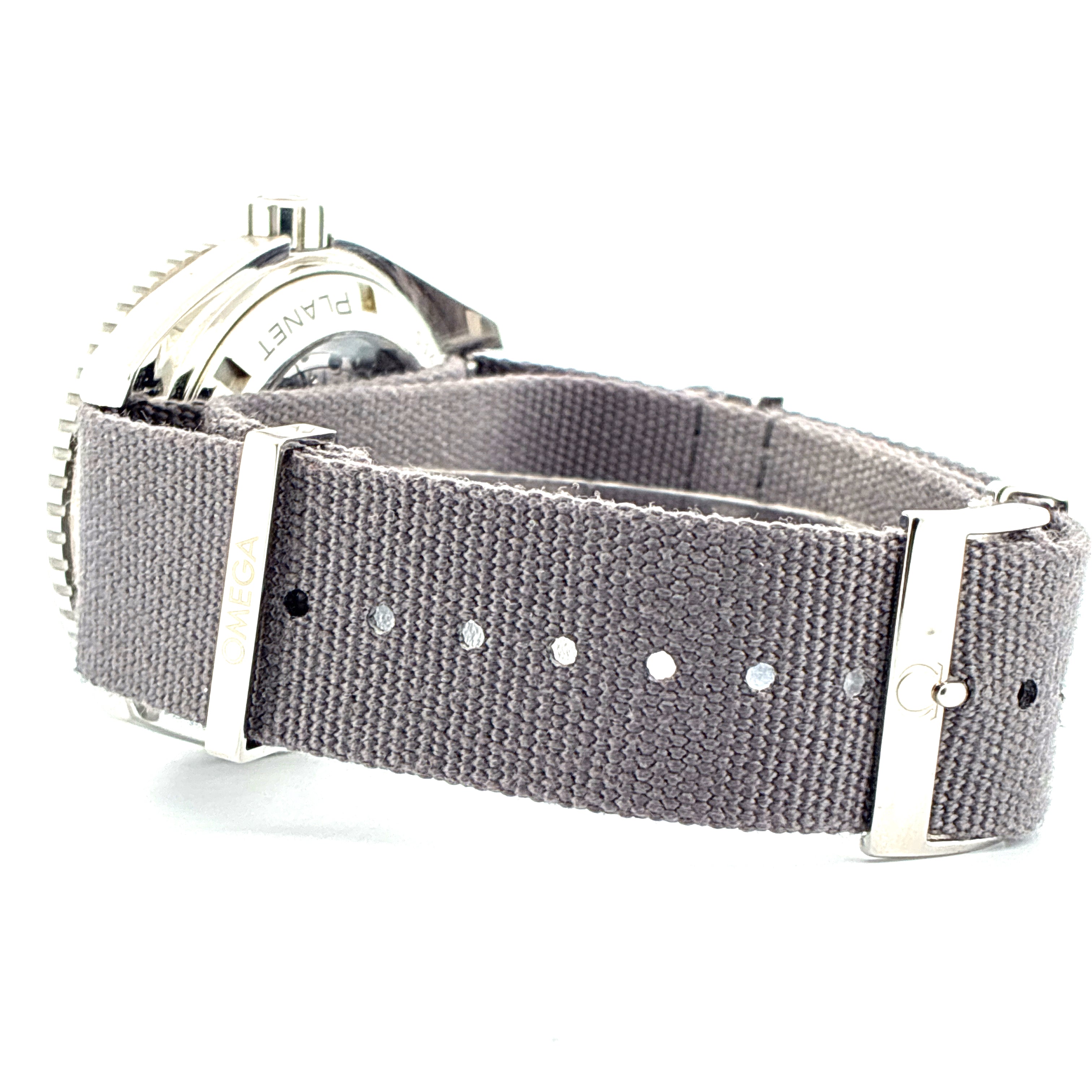 Omega Seamaster Planet Ocean mit graubraunem Textilarmband und silberfarbener Schliesse im Detail