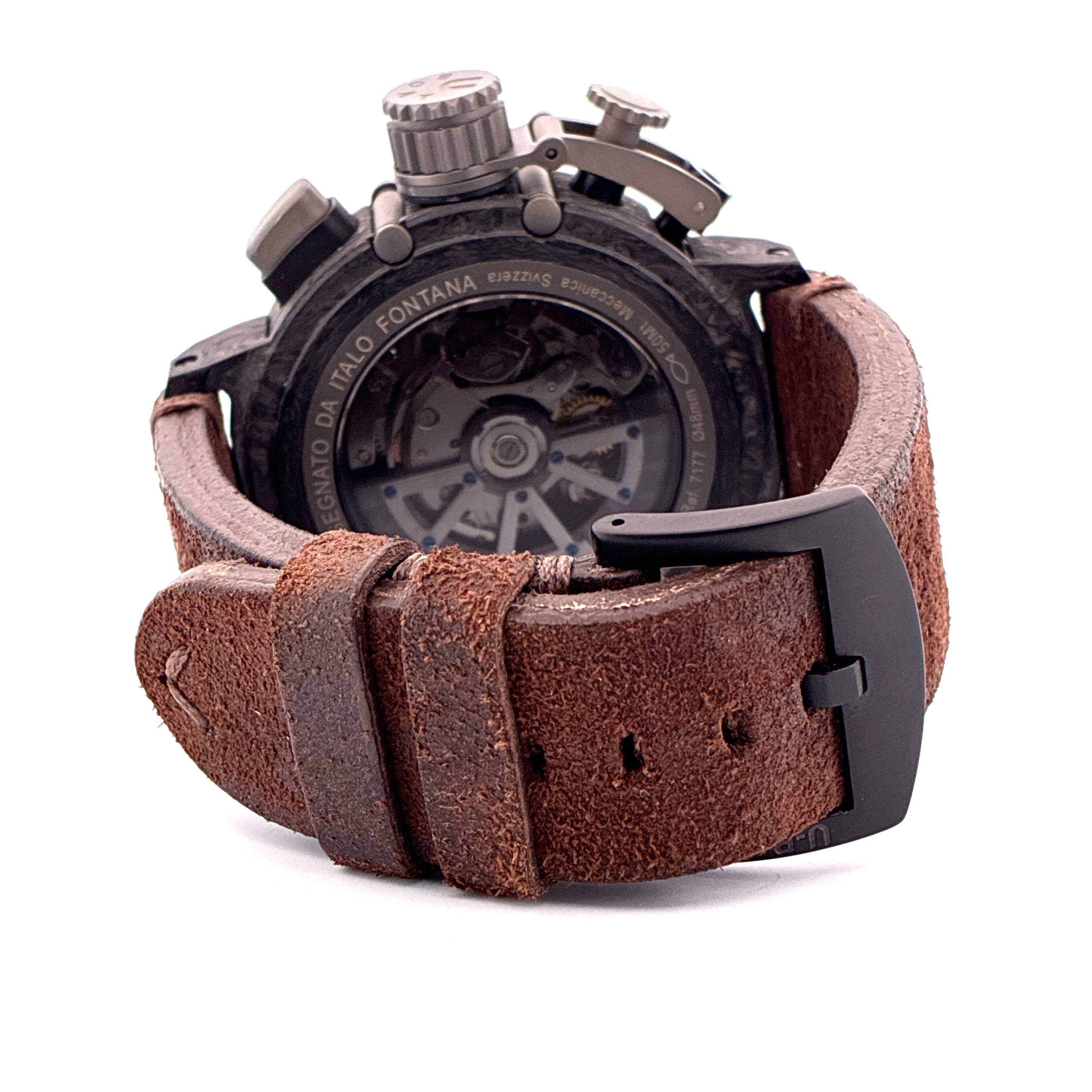 U-Boat Chimera 48 mm Carbon Automatik mit braunem Lederarmband auf weißem Hintergrund