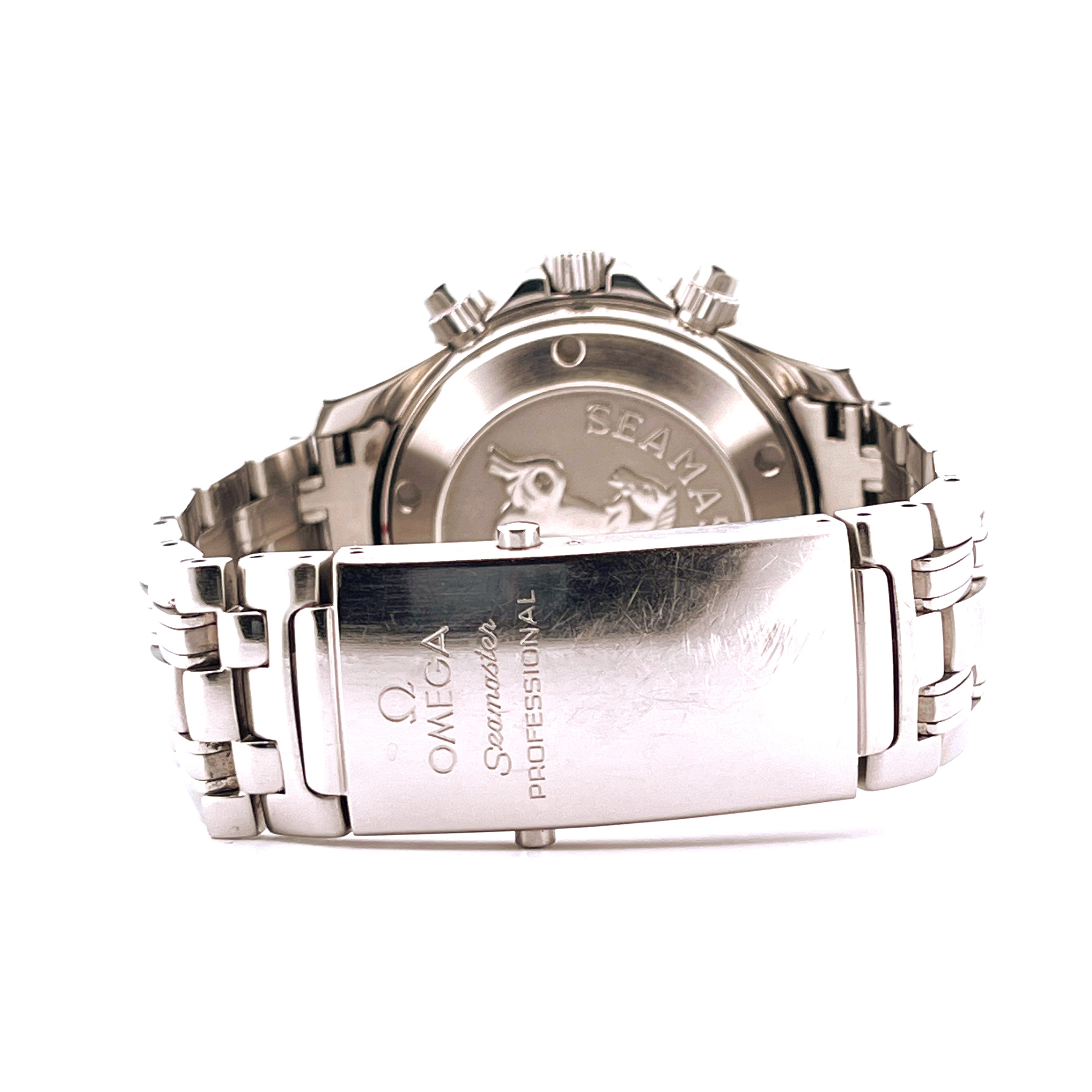 Rückansicht eines Omega Seamaster Diver Chronographen aus Edelstahl mit Schließe und sichtbaren Gebrauchsspuren auf weißem Hintergrund
