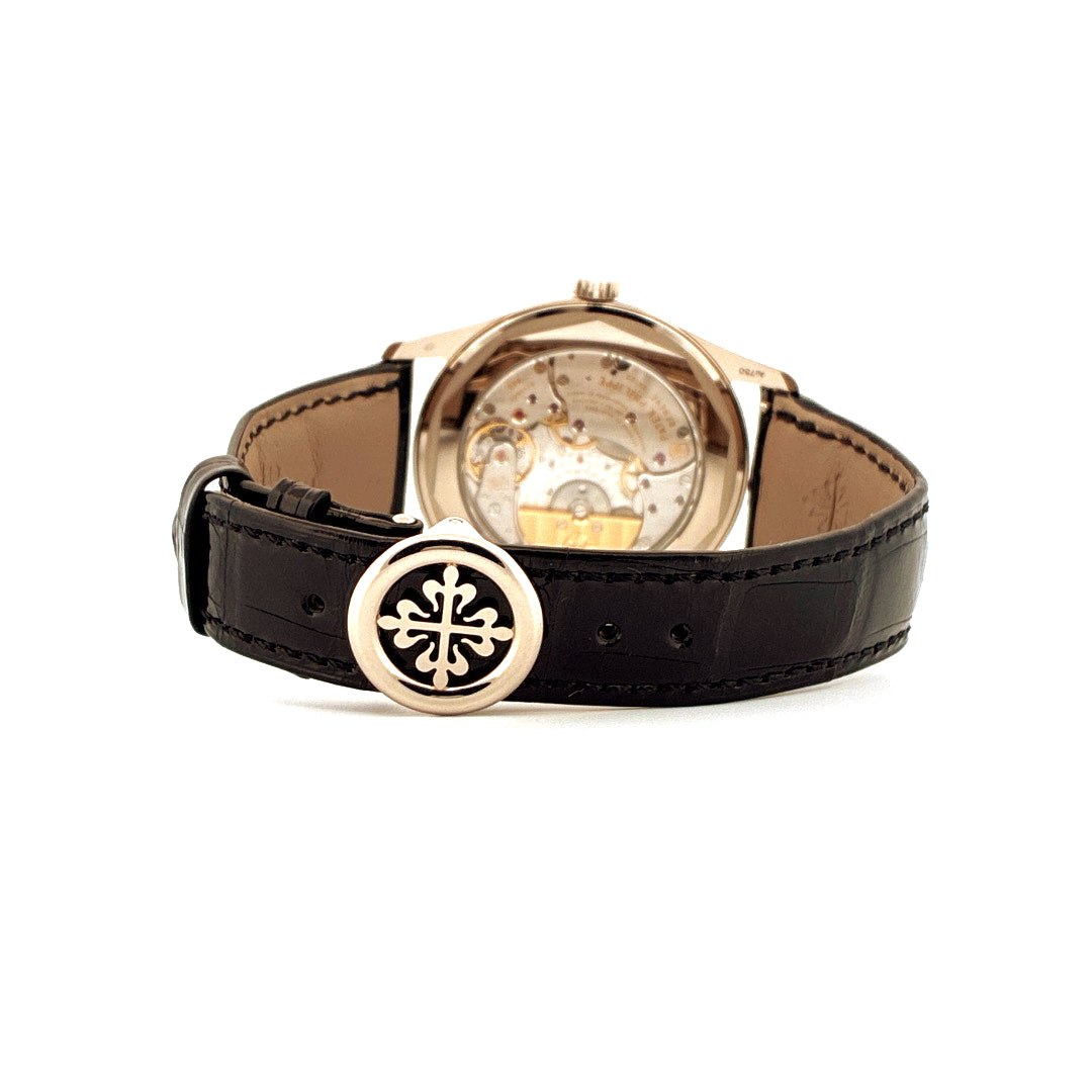 Patek Philippe Calatrava mit Blick auf das Automatikwerk und schwarzem Krokodillederband mit Logo
