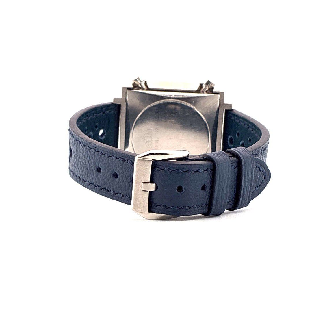 Tag Heuer Monaco Calibre 11 Steve McQueen 39mm Rückseite mit silbernem Gehäuse und dunkelblauem Lederarmband
