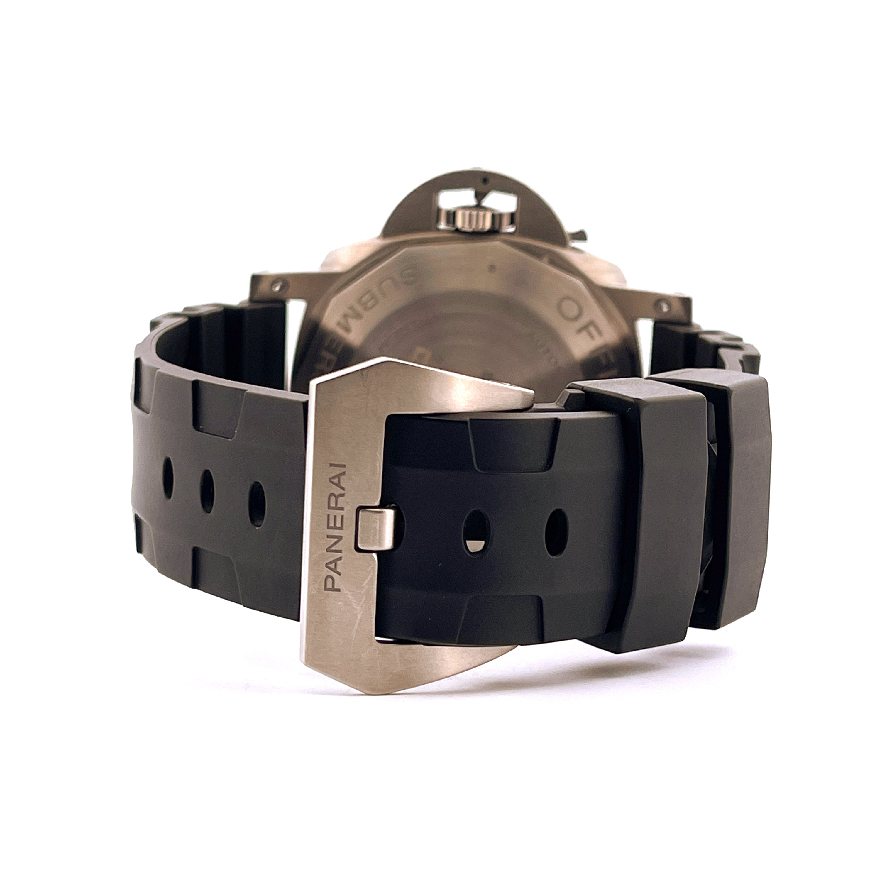 Panerai Luminor Submersible Rückseite mit Titangehäuse und schwarzem Kautschukarmband mit Stiftschließe