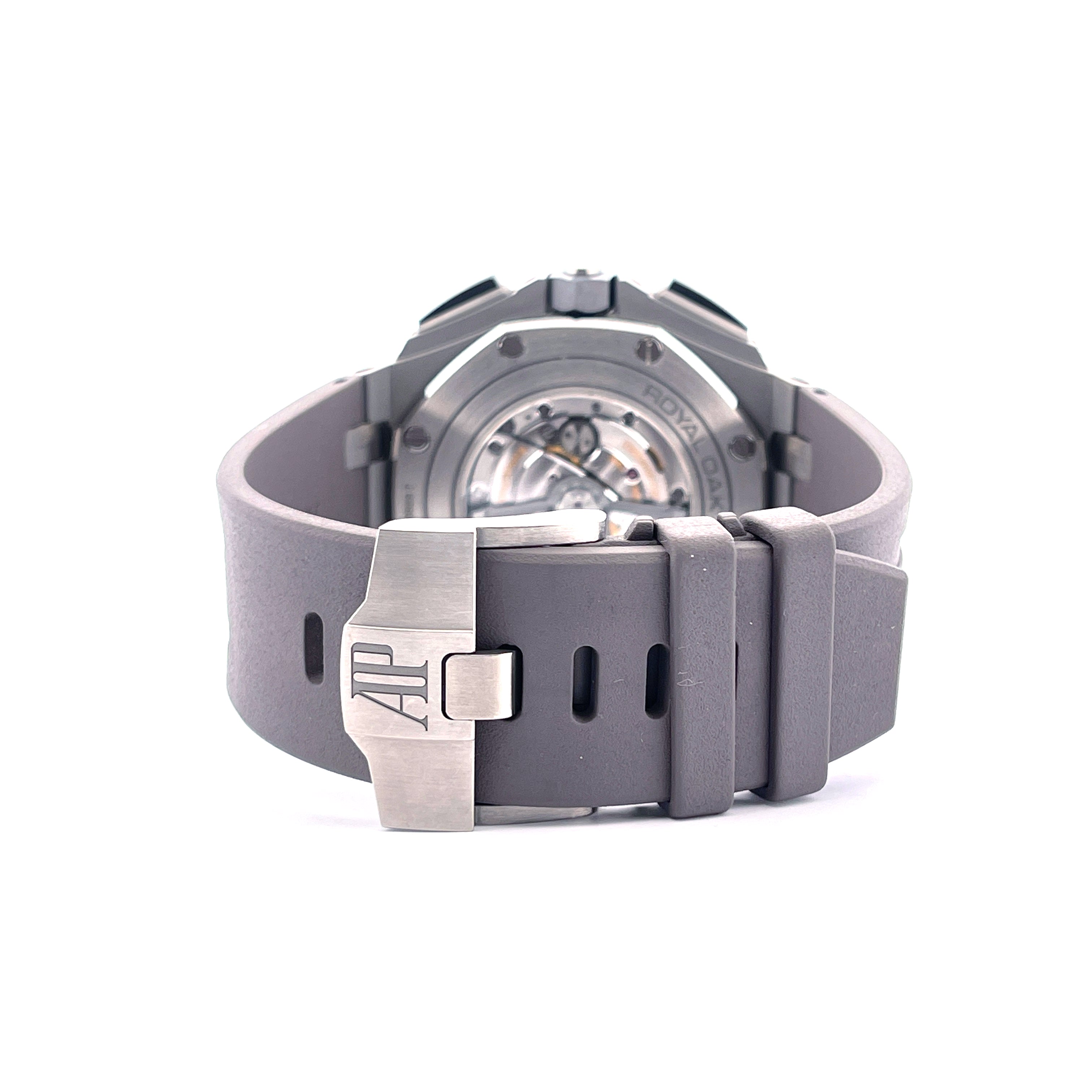 Rückansicht einer Audemars Piguet Royal Oak Offshore mit grauem Kautschukarmband und AP-Schließe