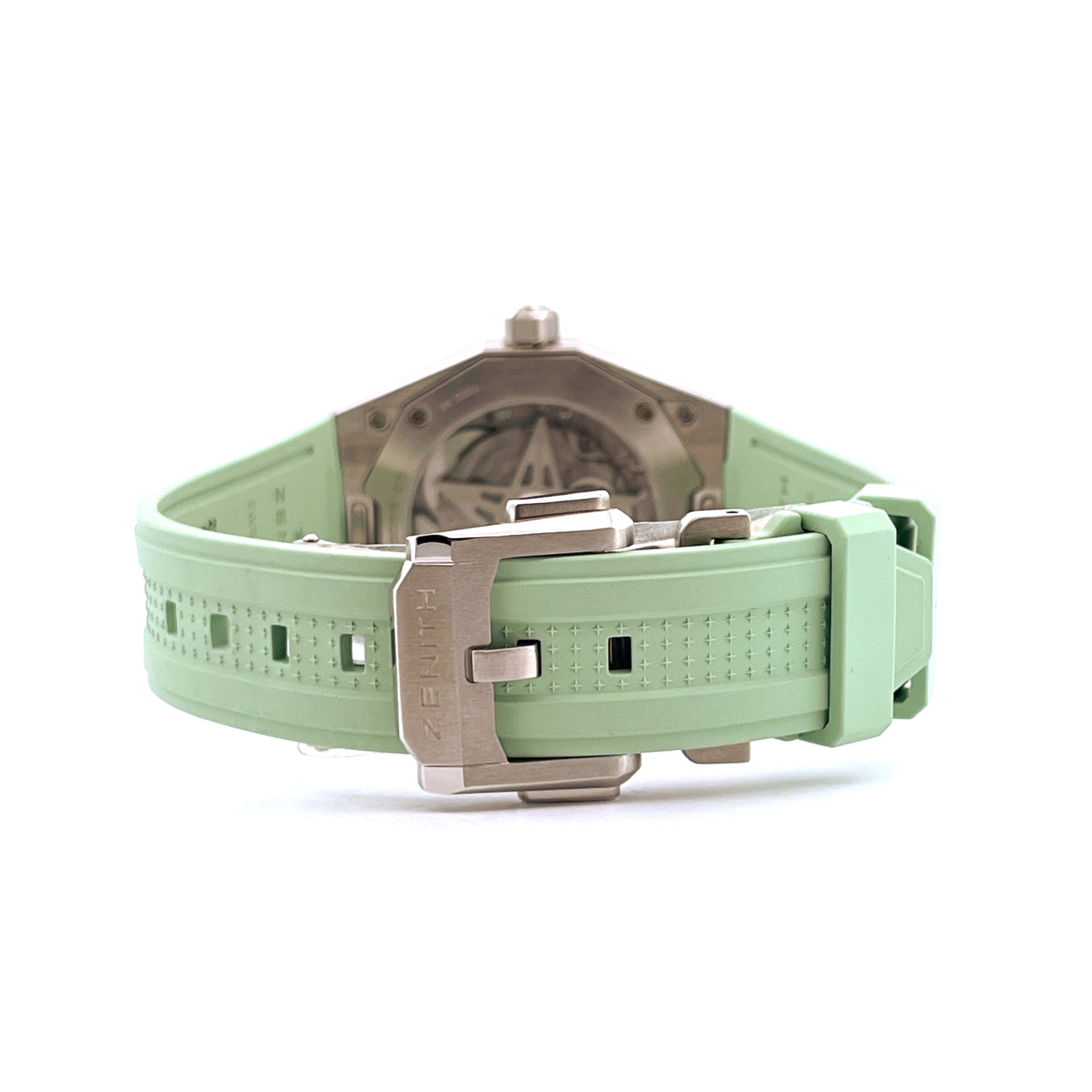 Detailaufnahme der Rückseite einer Zenith Defy Skyline Green Uhr mit hellem, gummiertem Armband und Silberschließe