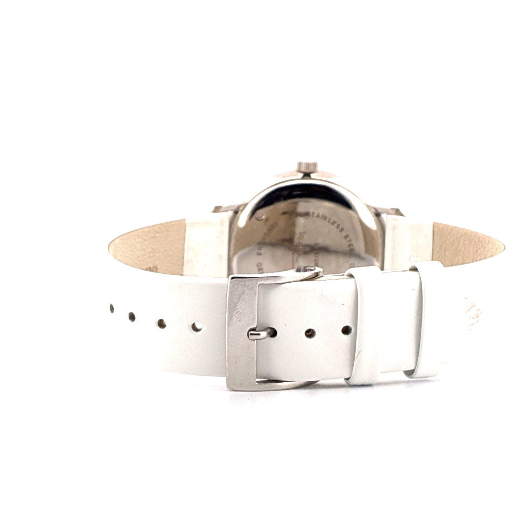 Rückansicht einer Junghans Max Bill Handaufzug Uhr mit weißem Lederarmband und Edelstahlschließe