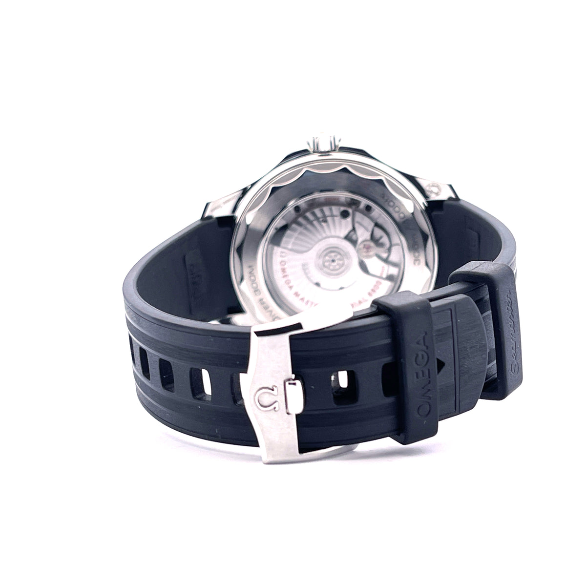 Omega Seamaster Diver 300 M Black / Full Set / very good Condition / Germany / 2021, Schrägansicht mit Gehäuseboden, Armband und Schließe vor weißem Hintergrund