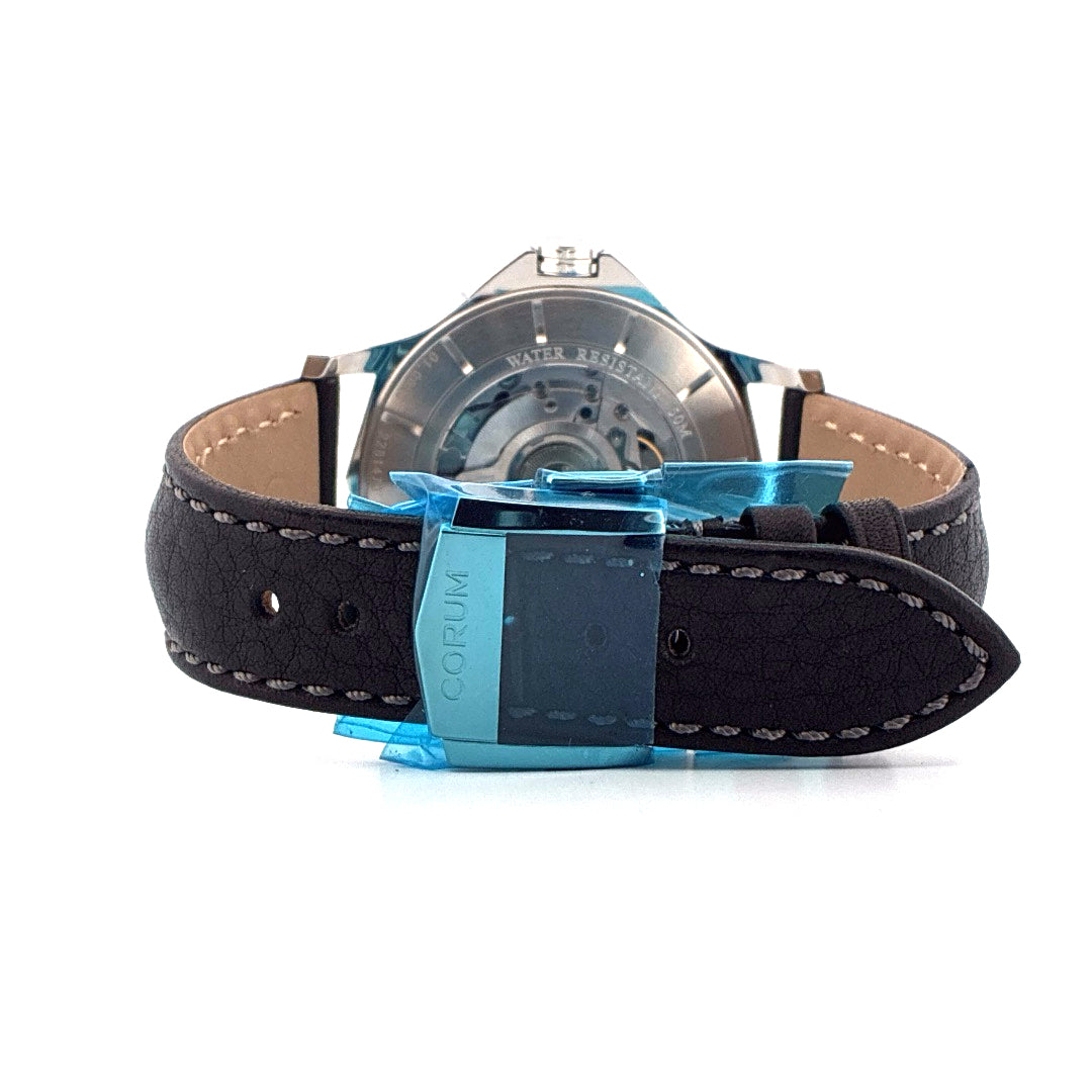 Corum Admiral's Cup Legend 42mm neu, Rückansicht mit schwarzem Lederarmband und blauem Verschluss