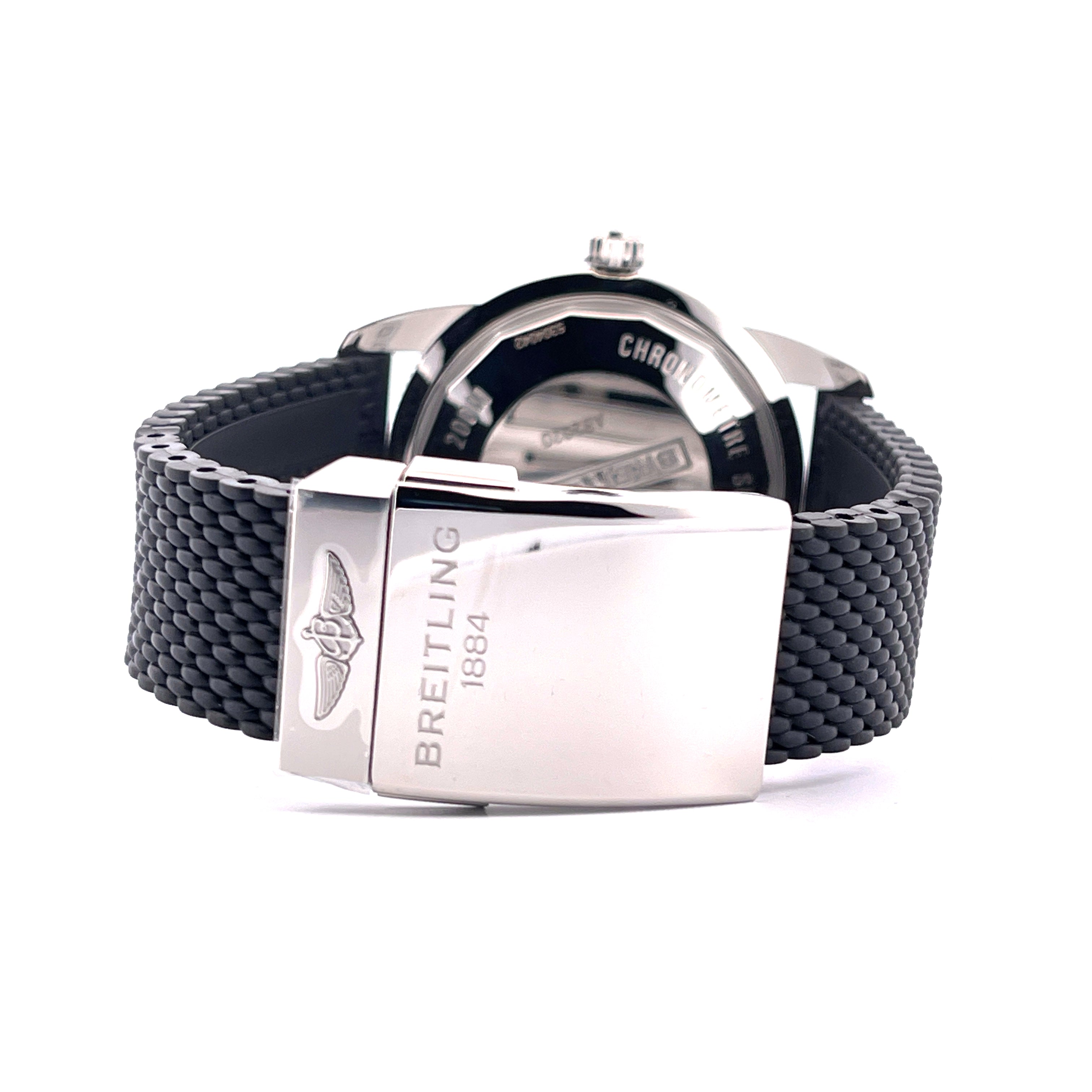 Detailaufnahme einer Breitling Superocean Heritage B20 Automatic 46 mit silberner Schließe und schwarzem Mesh-Armband
