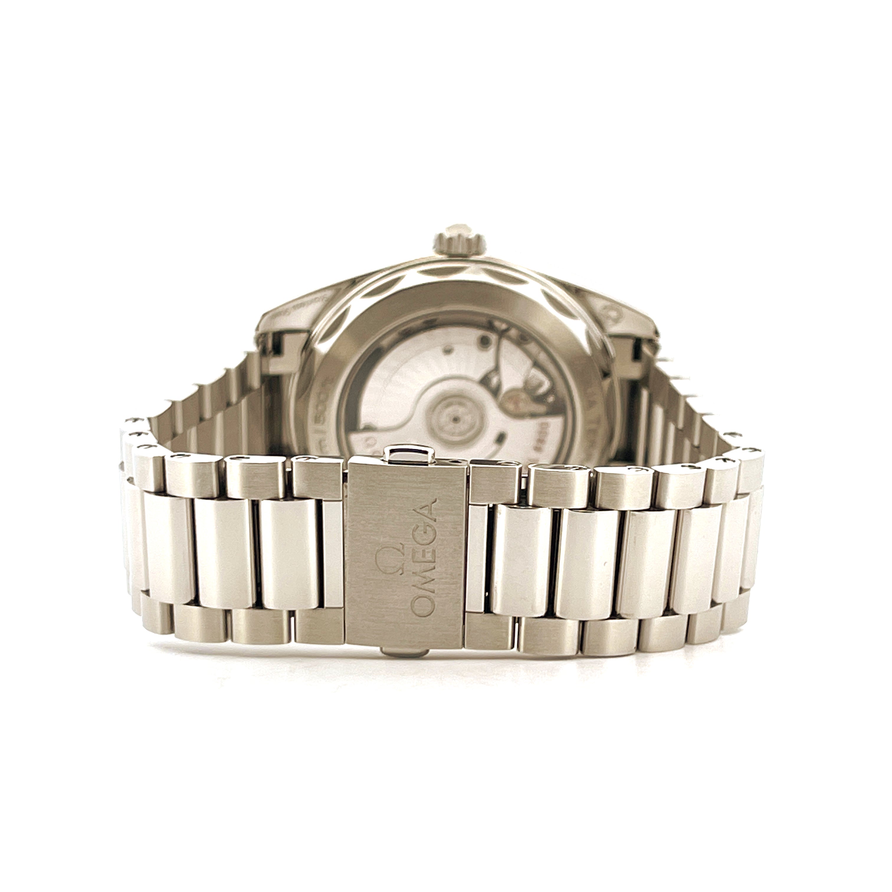Rückansicht einer Omega Seamaster Aqua Terra 150M 38 mm Stahluhr mit Sichtboden und poliertem Metallarmband