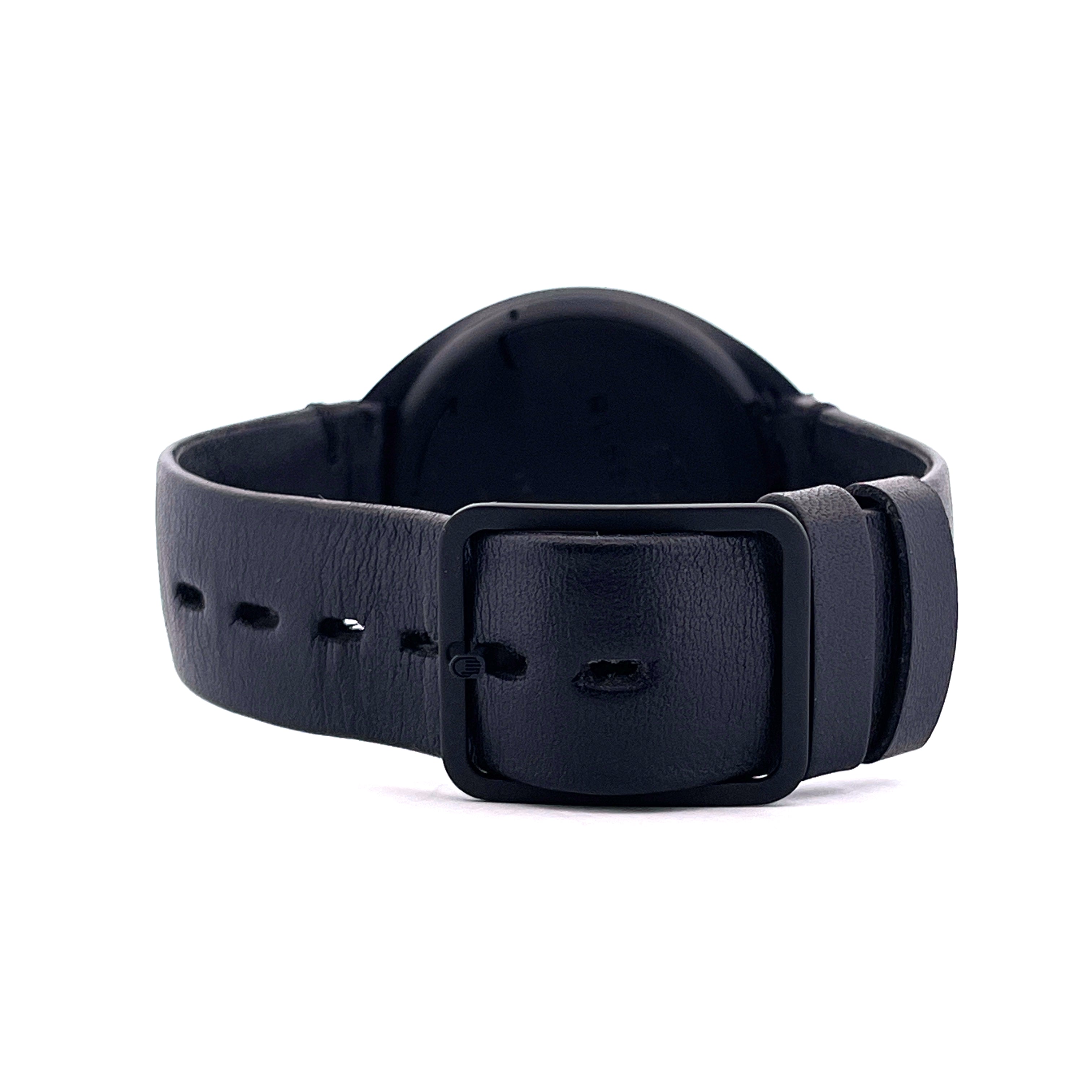 Ressence Type 1 ZZ Chronopassion Limited Edition mit schwarzem Lederarmband und Dornschließe auf weißem Hintergrund