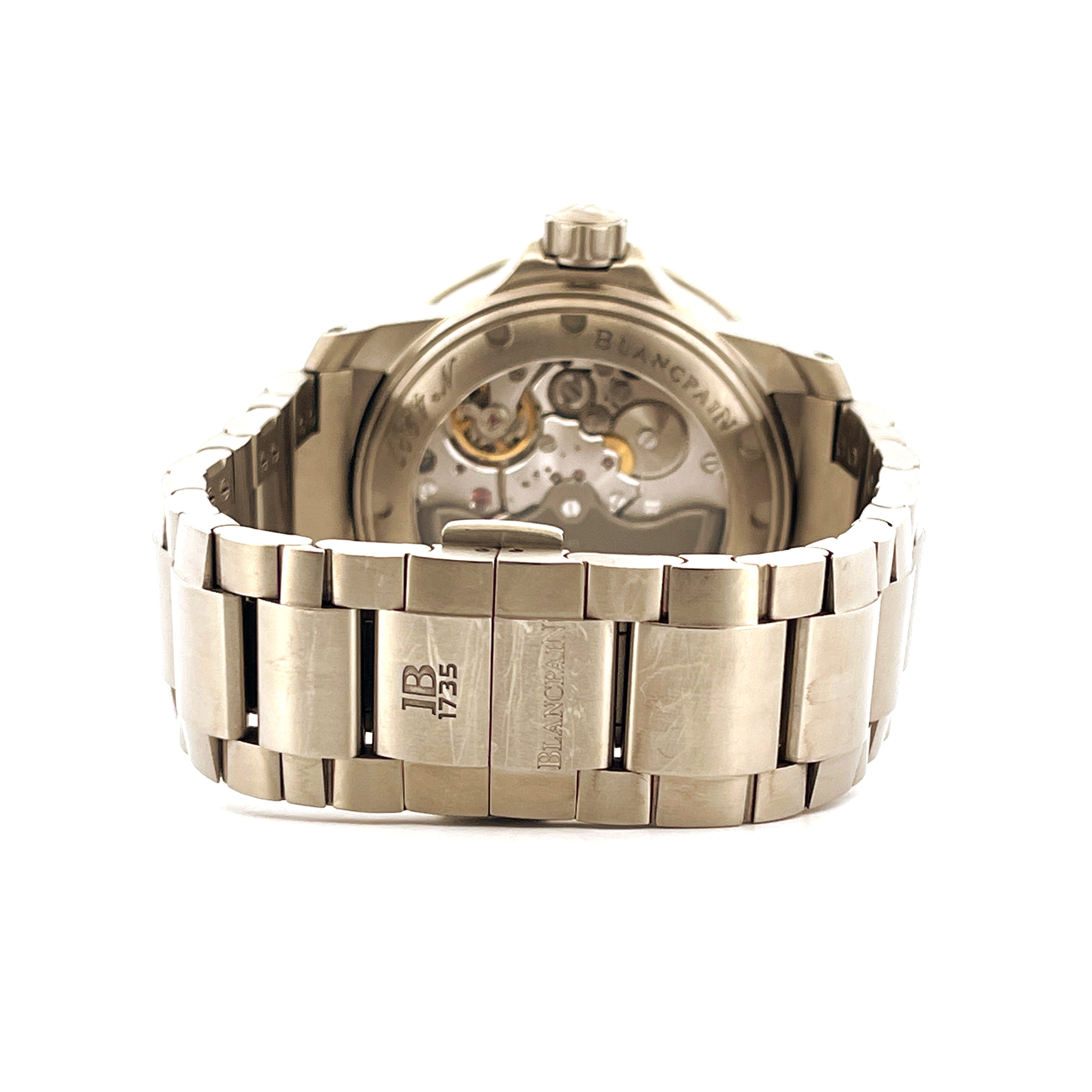 Rückansicht des Blancpain Fifty Fathoms Automatique 45mm Titan Gehäuses und Armband, Uhrwerk sichtbar