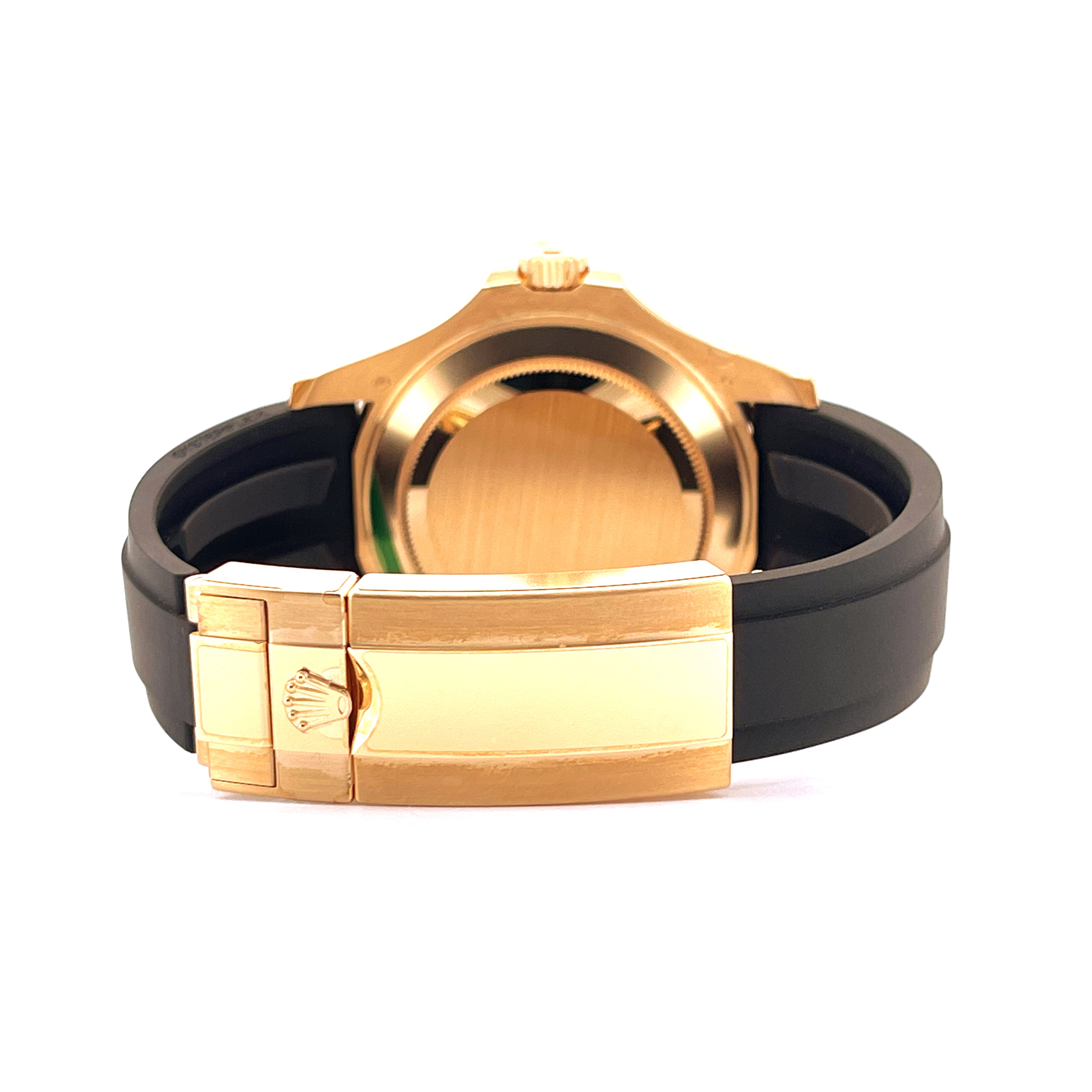 Rückansicht einer ungetragenen Rolex Yacht-master 42 Gelbgold Uhr mit schwarzem Kautschukband und goldener Schließe