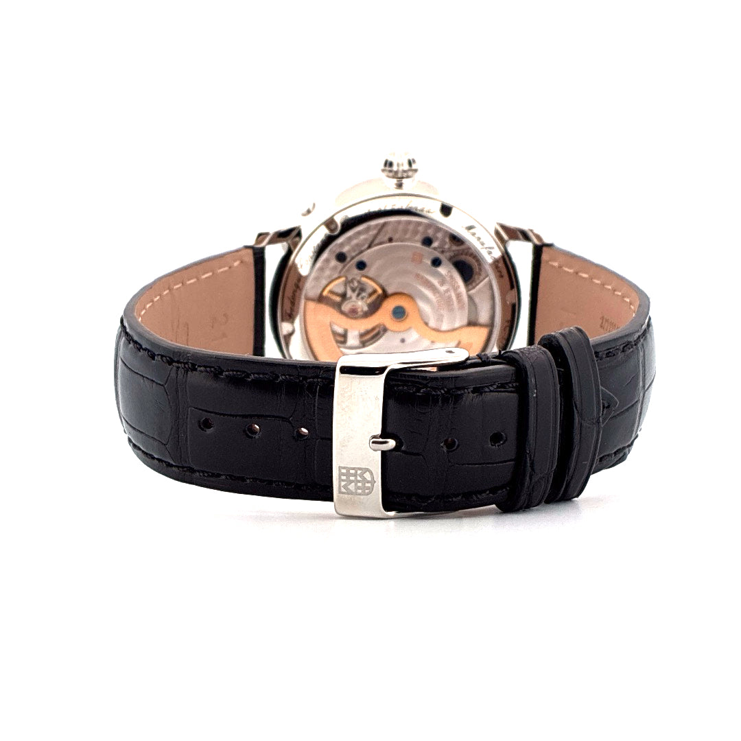 Rückansicht einer Frederique Constant Classics Manufacture Ewiger Kalender Uhr mit schwarzem Lederarmband