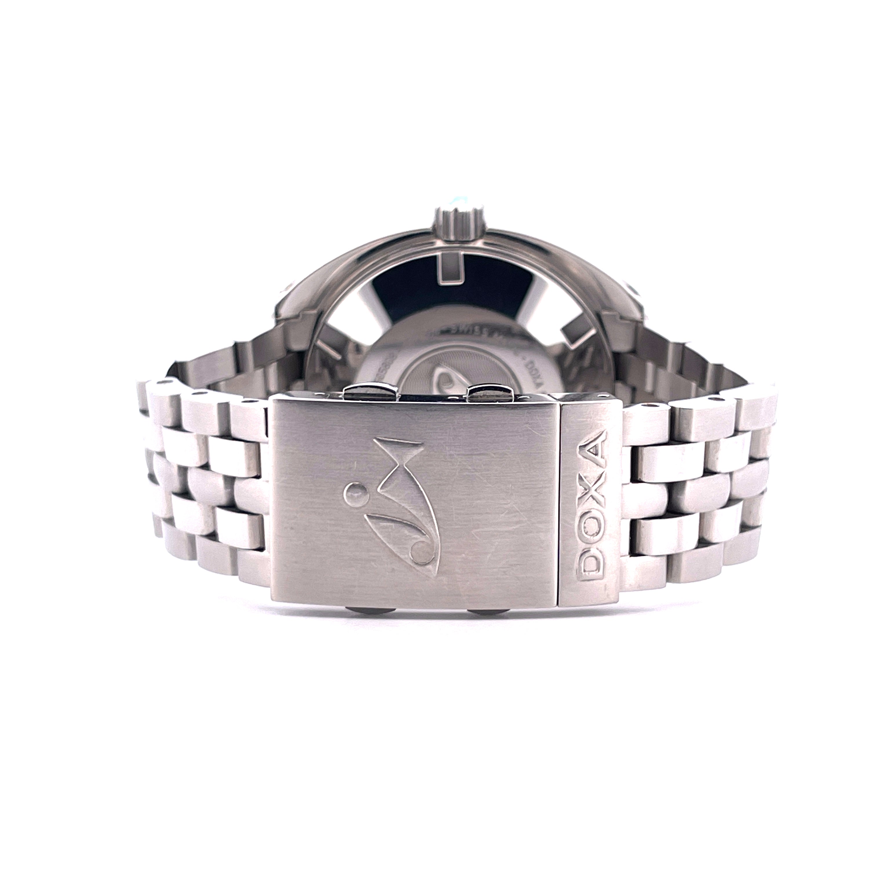 Rückansicht einer Doxa Sub 1500t Aquamarine Uhr mit poliertem Edelstahlarmband und Schließe