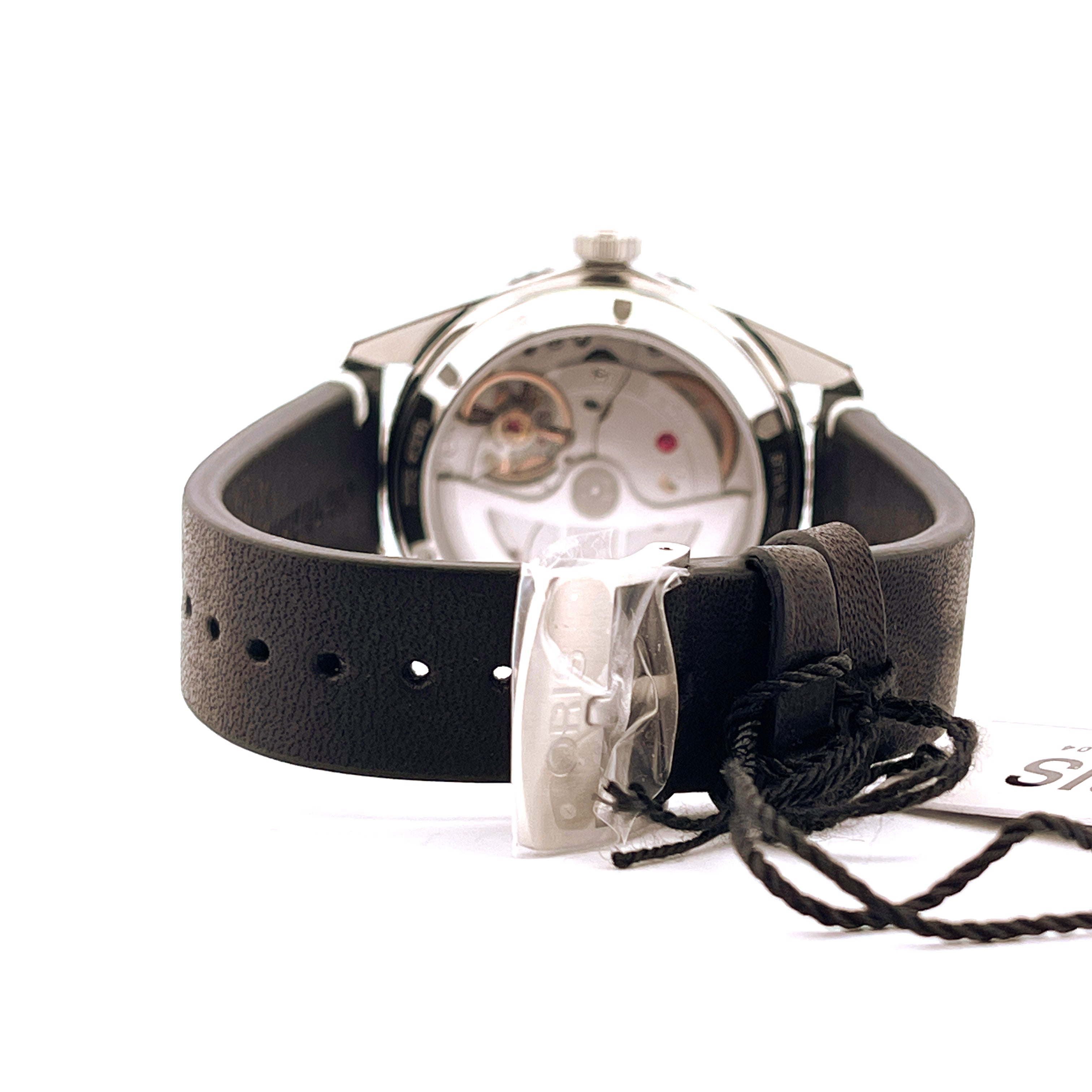 Oris Divers Sixty Five mit schwarzem Lederarmband und Sichtboden auf weißem Hintergrund