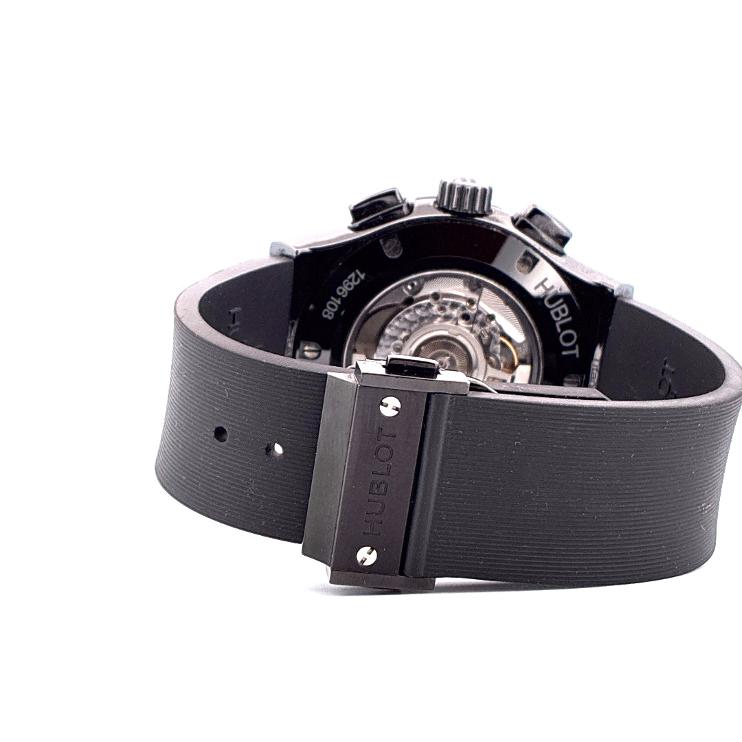 Rückansicht einer Hublot Classic Fusion Aerofusion Chronograph Skeleton mit schwarzem Kautschukarmband und Sichtboden