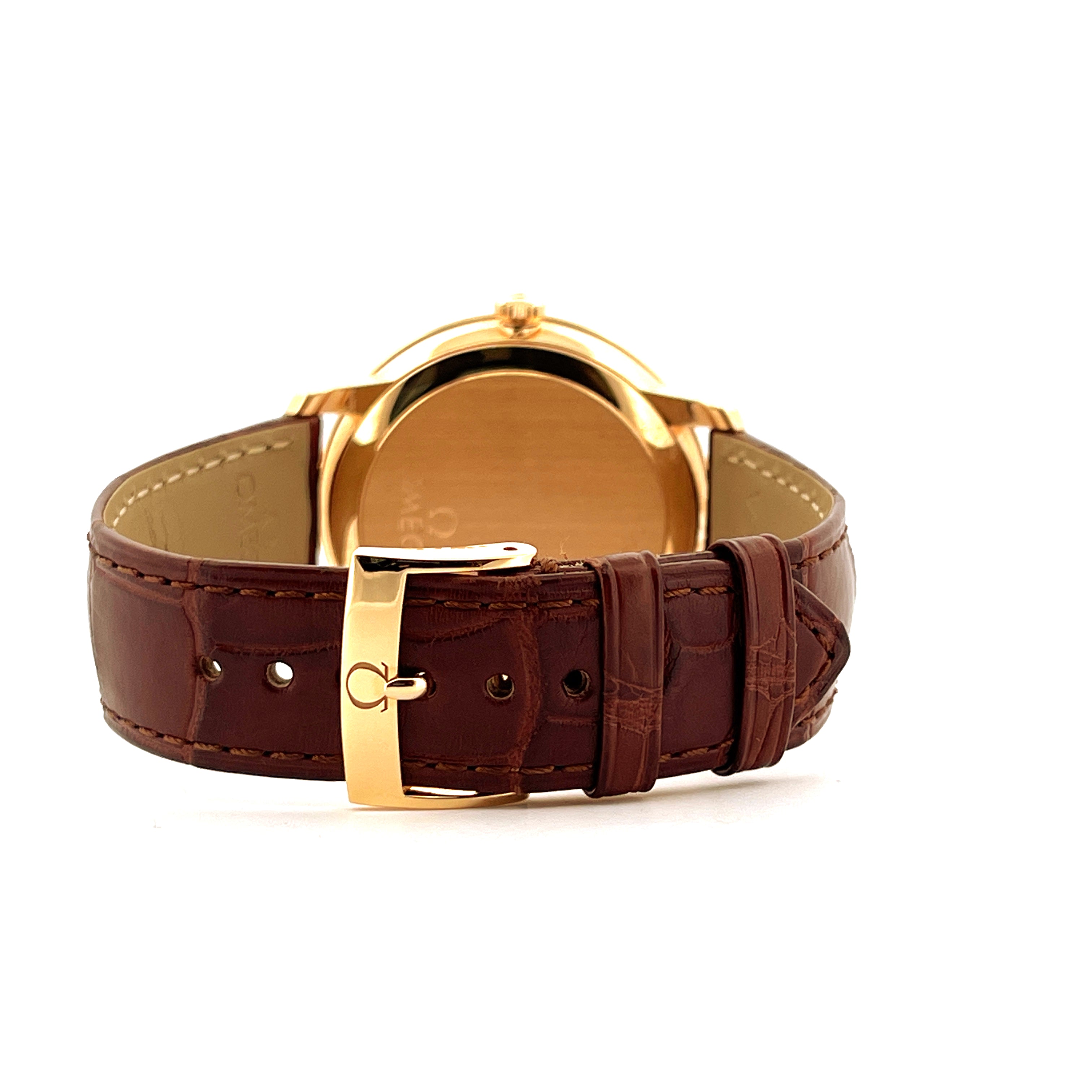 Rückseite einer goldenen Omega De Ville Prestige Date Uhr mit braunem Lederarmband und goldenem Omega-Logo Schließe auf we…