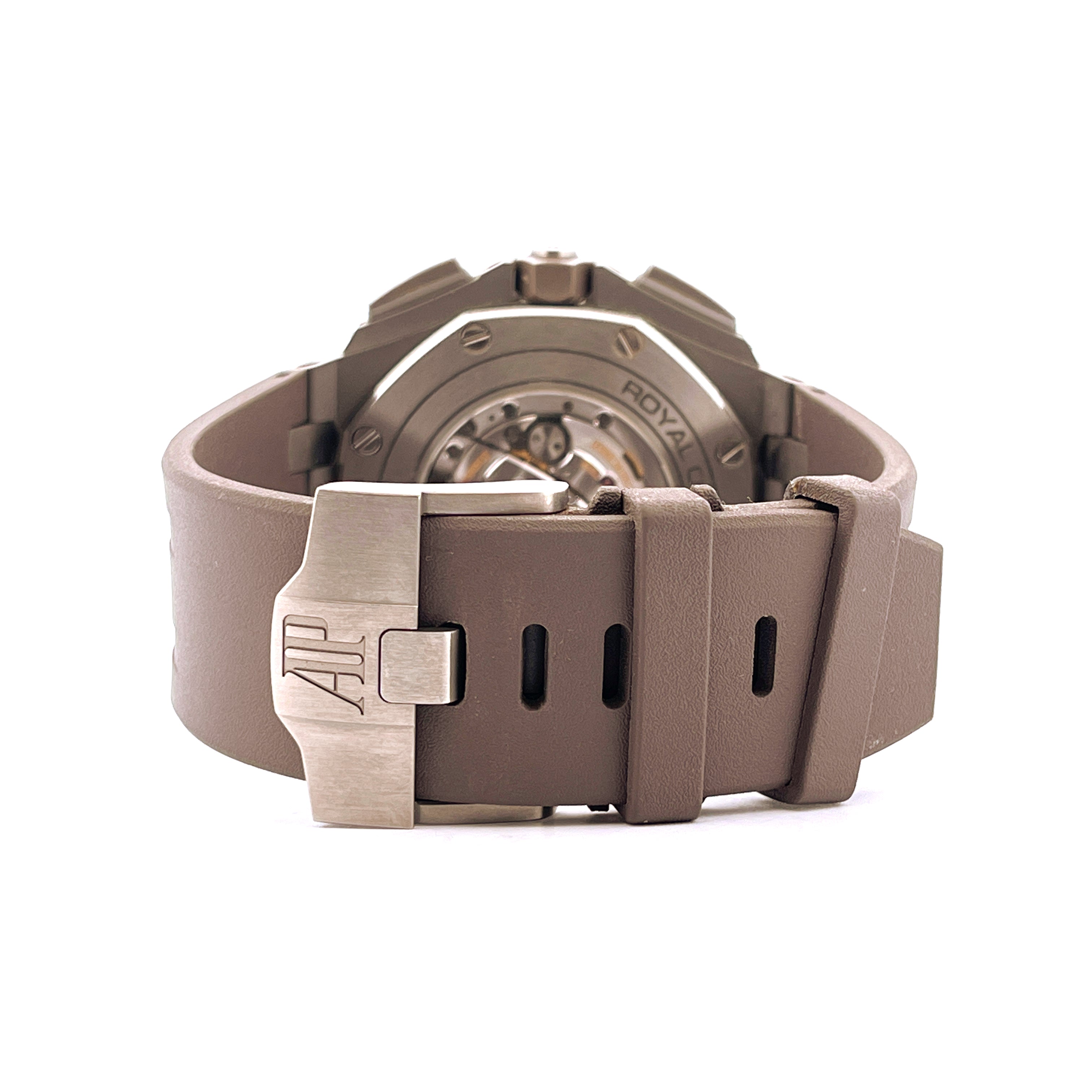Audemars Piguet Royal Oak Offshore Titan Rückseite mit AP Schliesse und braunem Kautschukarmband im Detail
