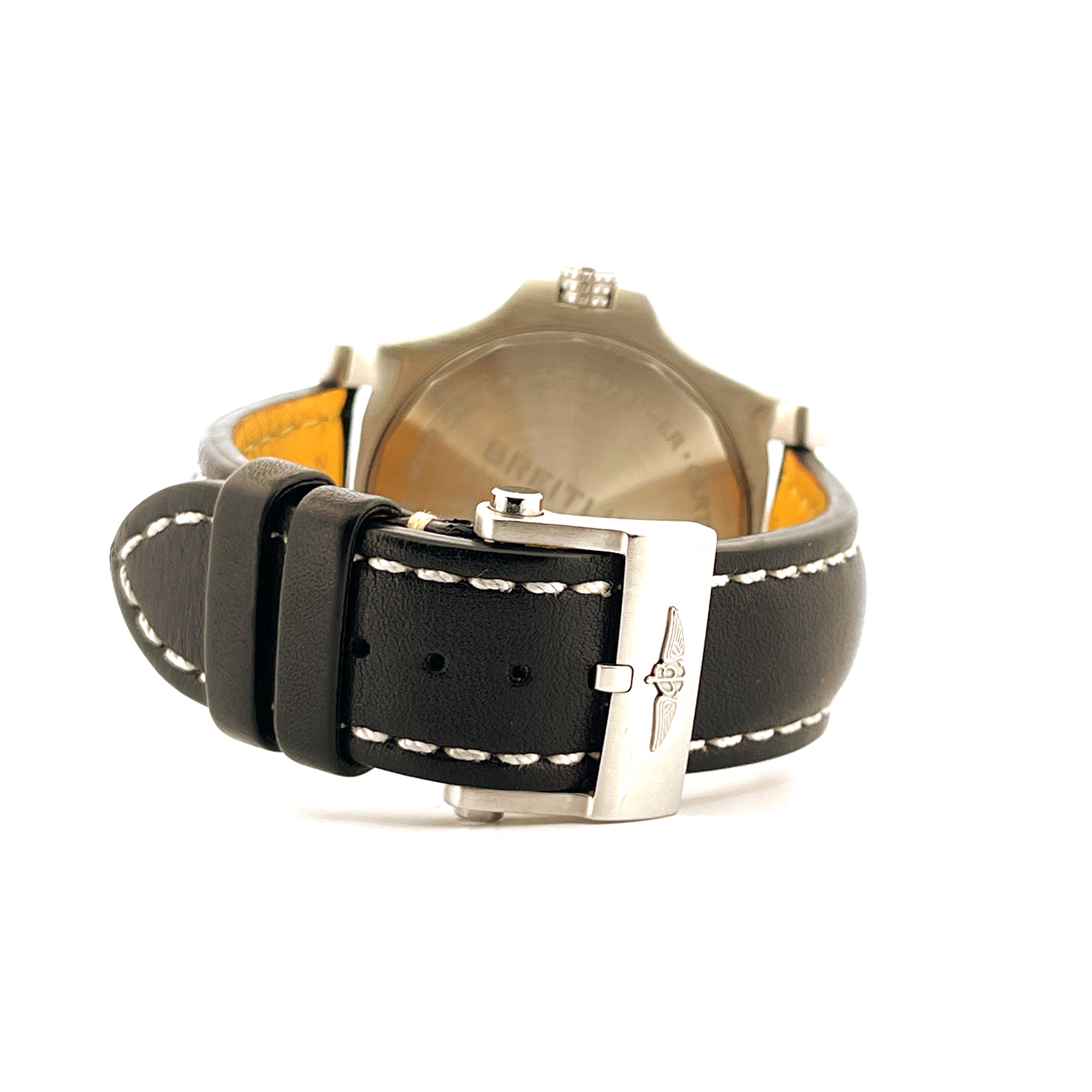 Detail der Rückseite einer Breitling Avenger Automatic GMT 43 mit schwarzem Lederarmband und Stahlschließe
