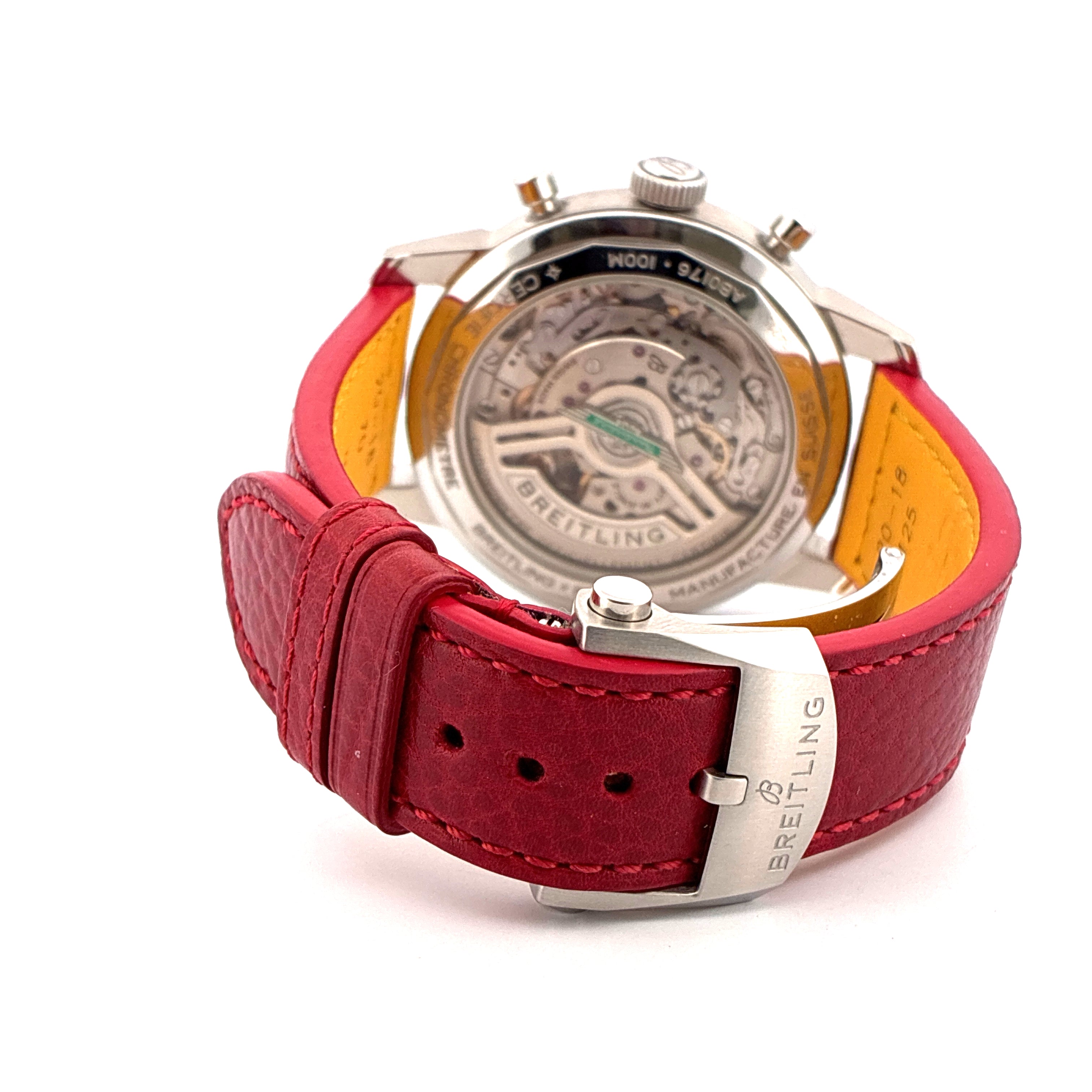 Breitling Top Time B01 Ford Thunderbird Rückansicht mit roten Lederarmband und Sichtboden