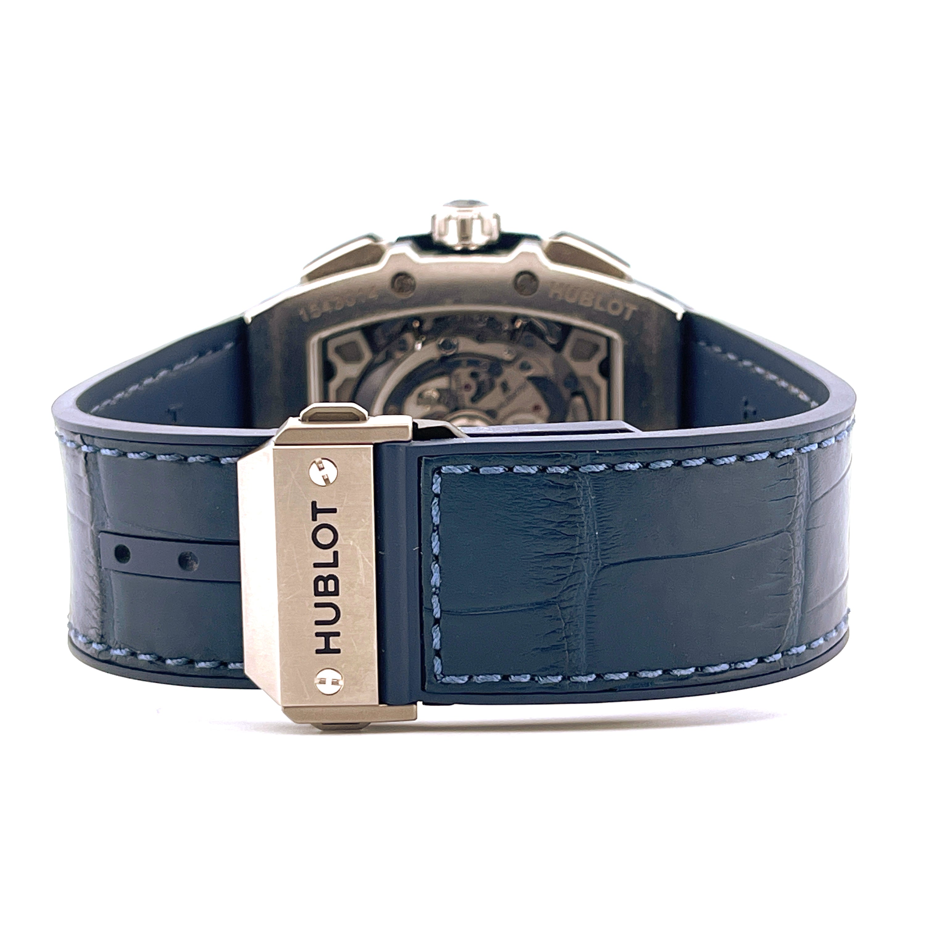 Rückansicht eines Hublot Spirit Of Big Bang blauen Titan Chronographen mit Titanschließe und Krokolederband