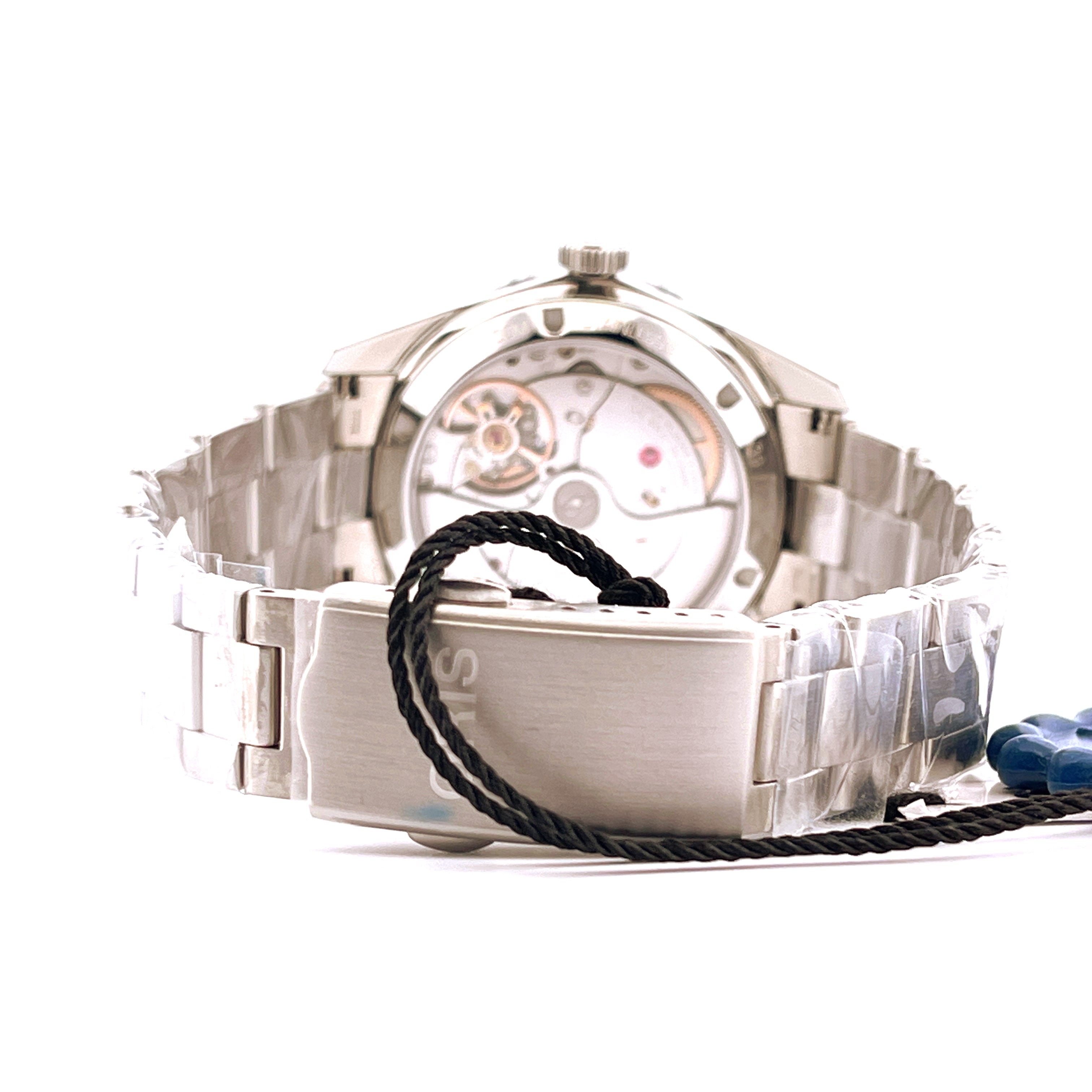 Rückansicht einer Oris Divers Sixty-five 12h Calibre 400 mit sichtbarem Uhrwerk und Edelstahlarmband