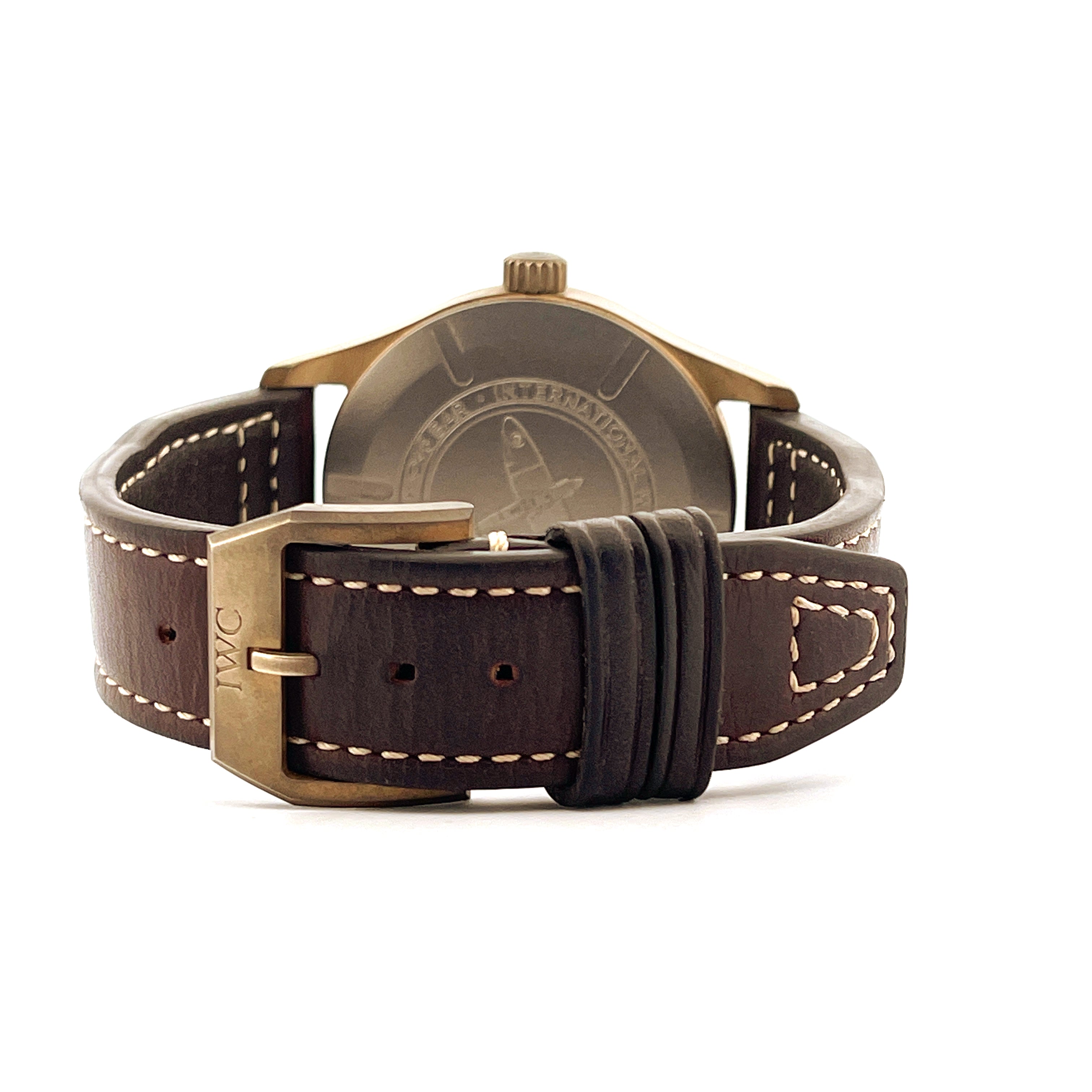 IWC Spitfire Automatic Green Bronze Rückansicht mit braunem Lederarmband und Bronzeschließe
