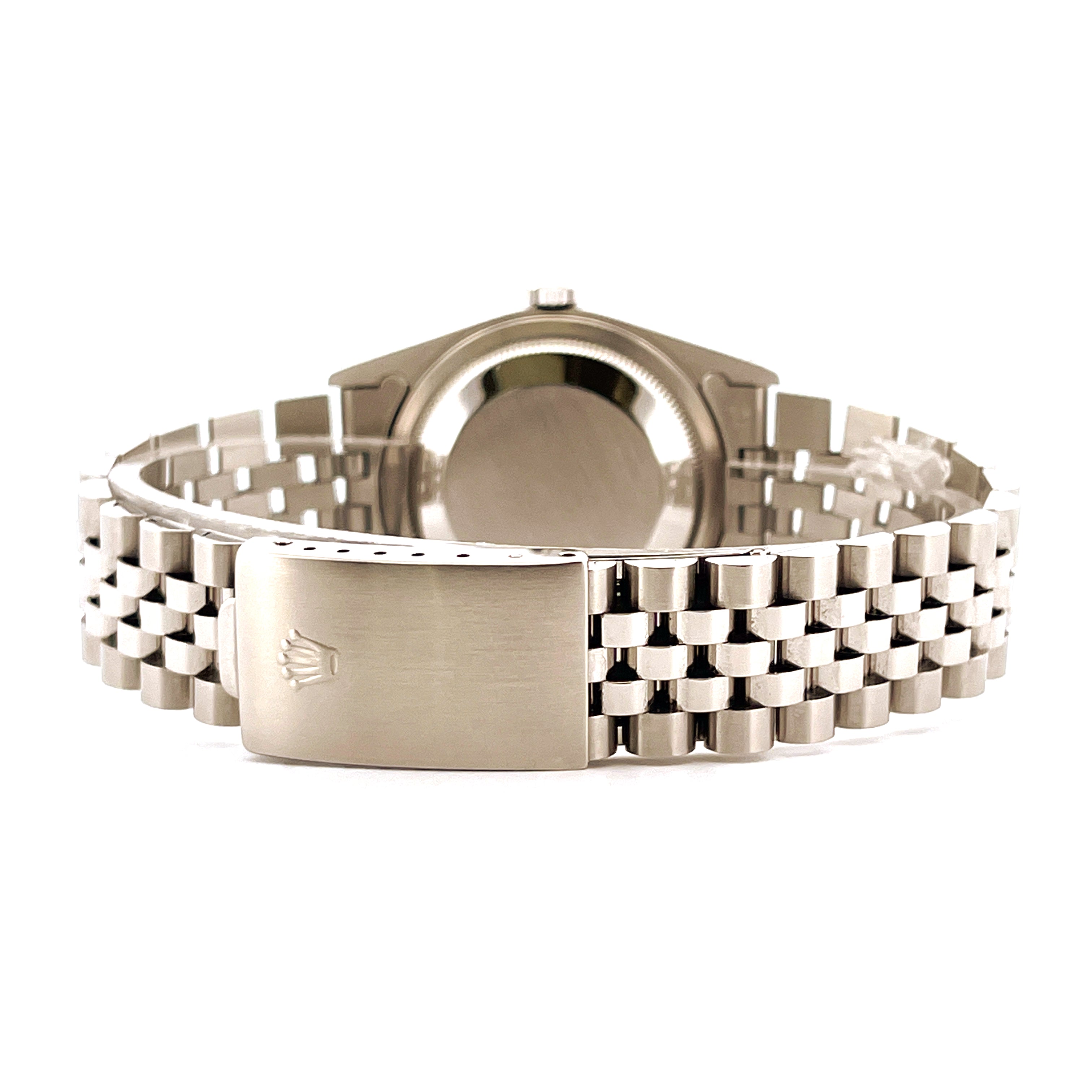 Rolex Datejust 36 Silver 16220 mit Stahlarmband und Krone auf weißem Hintergrund