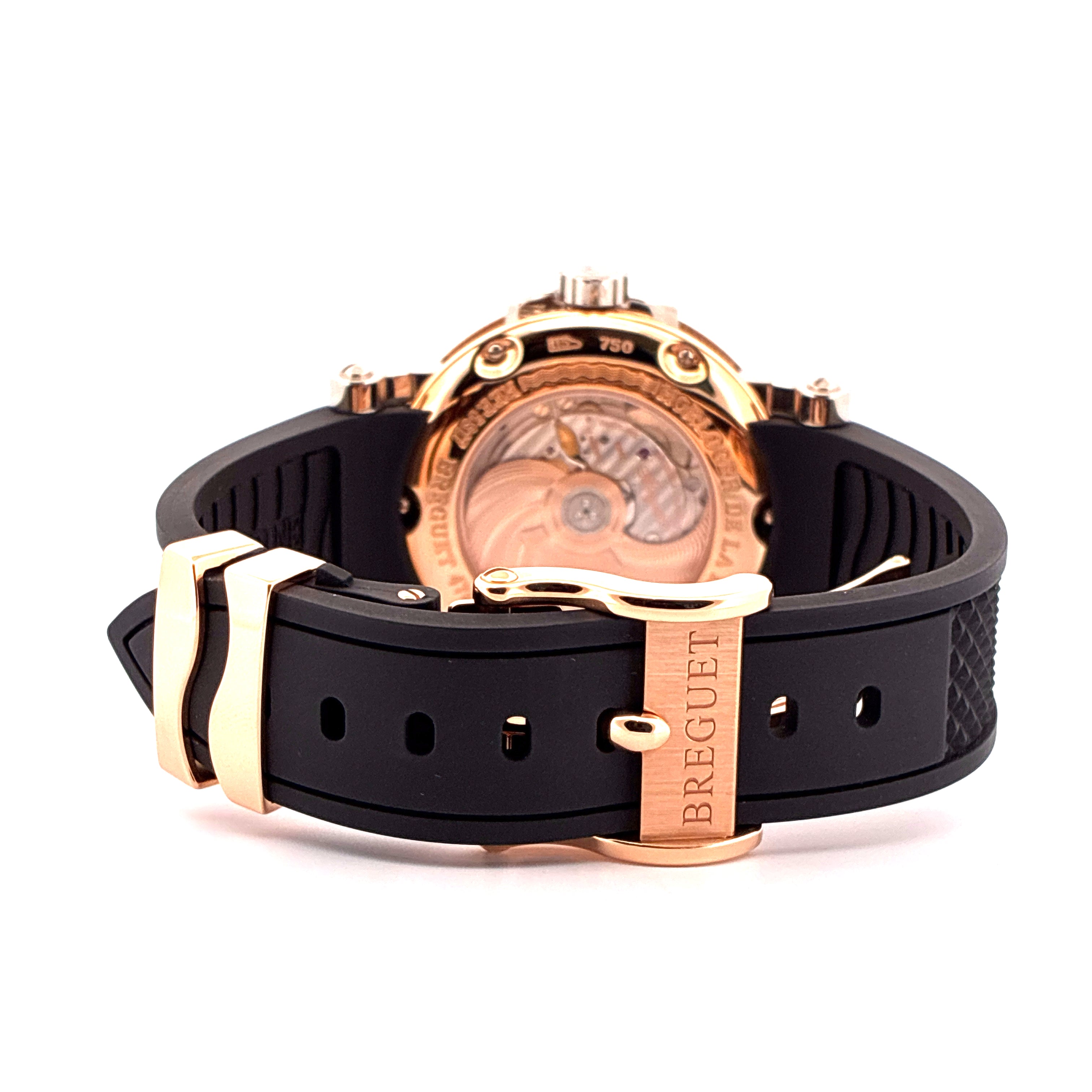 Breguet Big Date Marine Roségold mit schwarzem Kautschukband und Schließe im Detail