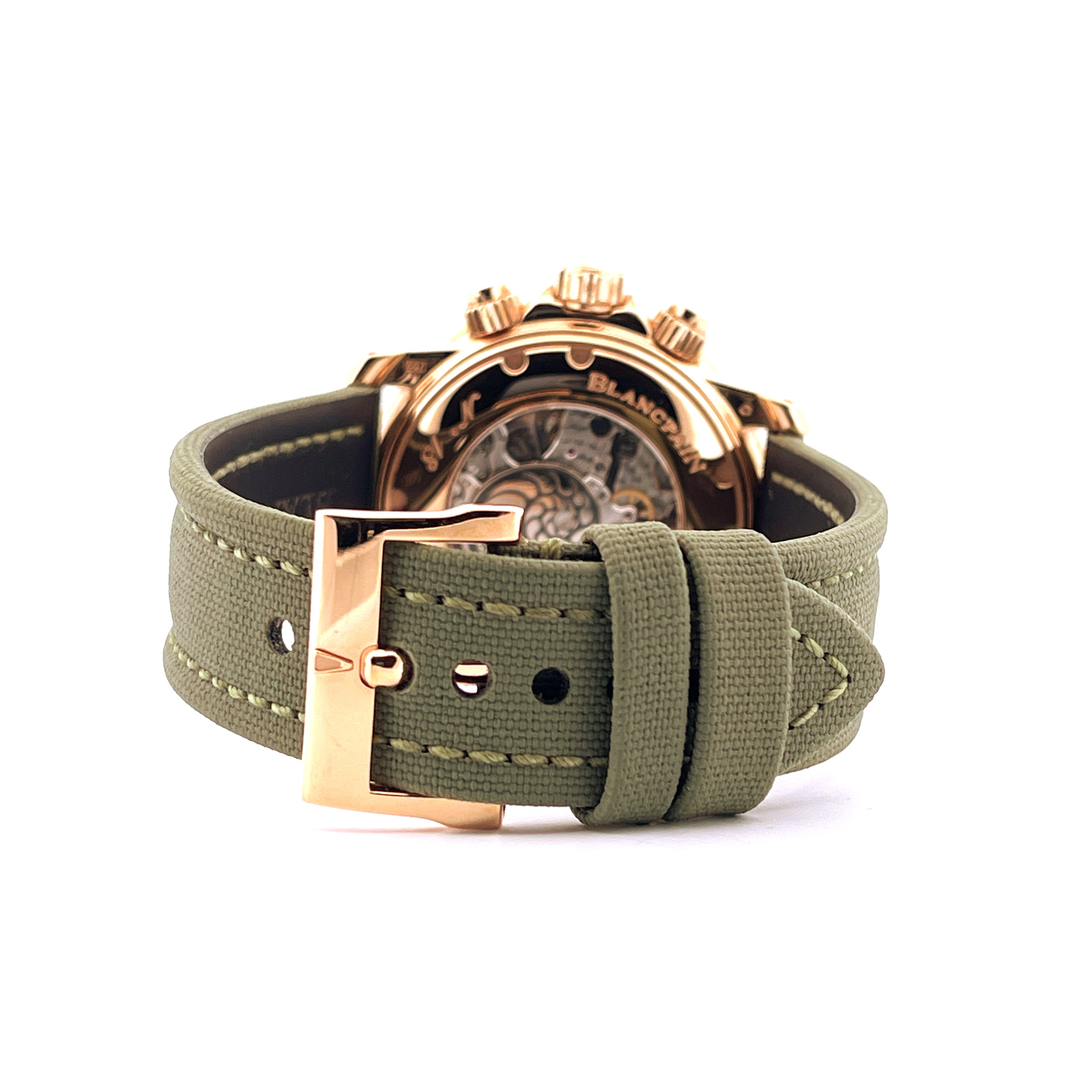 Detailansicht der Rückseite einer Blancpain Fifty Fathoms aus Roségold mit grauem Textilarmband und Goldschließe