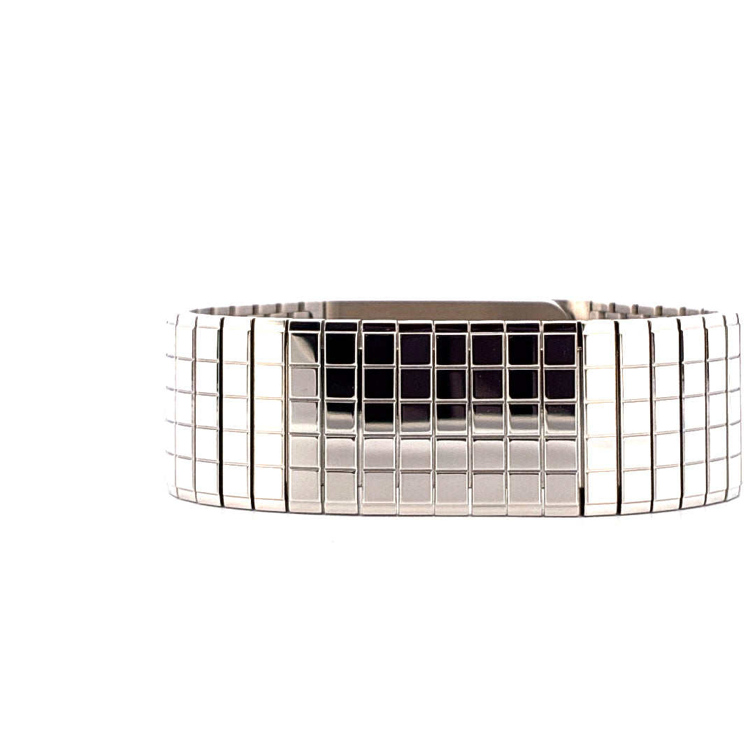 Chanel Code Coco aus Edelstahl mit rechteckigem Gehäuse und gefliestem Armband auf weißem Hintergrund